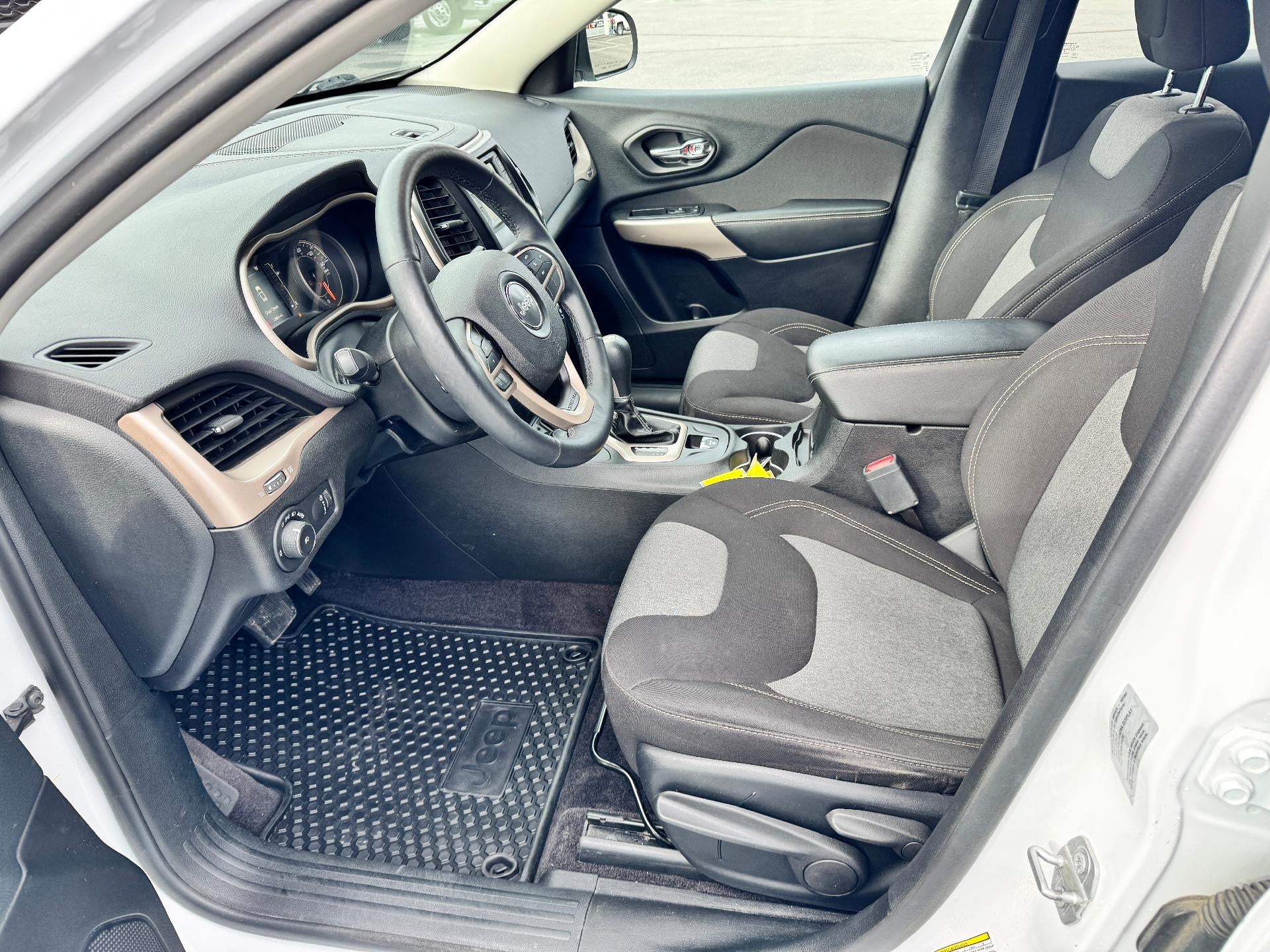 2018 Jeep Cherokee LATITUDE / ALL WHEEL DRIVE / 3.2 V6 / HEATED SEATS / LOCAL TRADE / 43K MILES