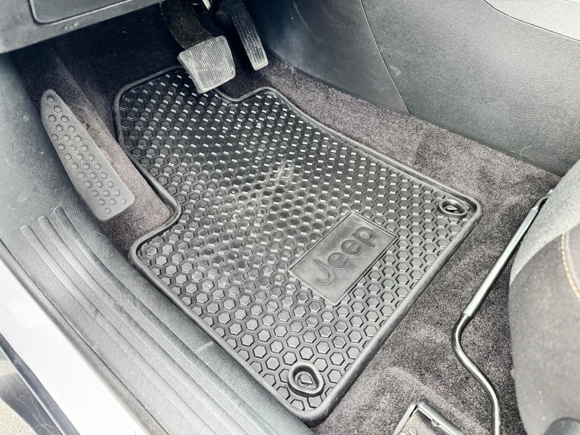 2018 Jeep Cherokee LATITUDE / ALL WHEEL DRIVE / 3.2 V6 / HEATED SEATS / LOCAL TRADE / 43K MILES