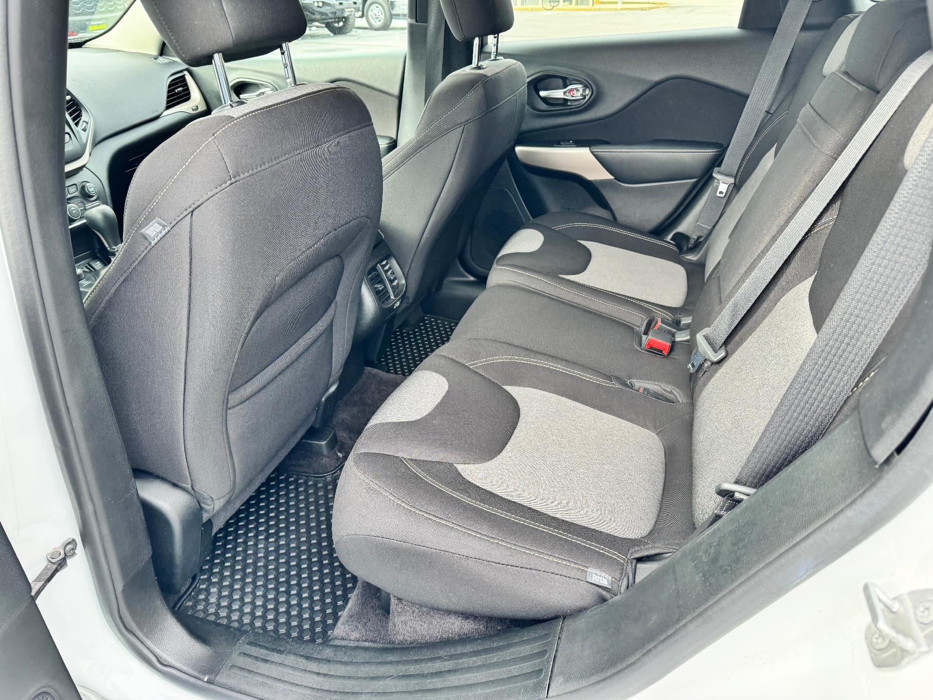 2018 Jeep Cherokee LATITUDE / ALL WHEEL DRIVE / 3.2 V6 / HEATED SEATS / LOCAL TRADE / 43K MILES