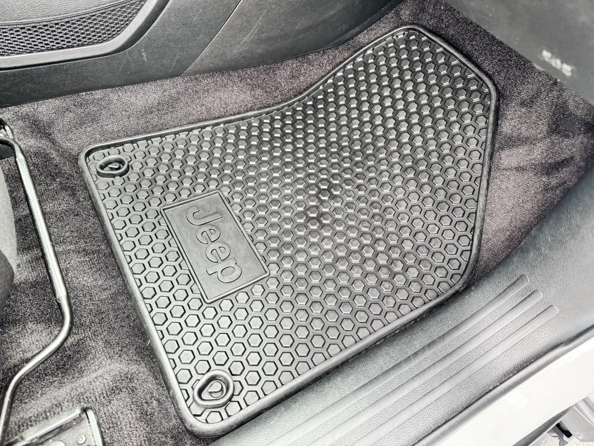 2018 Jeep Cherokee LATITUDE / ALL WHEEL DRIVE / 3.2 V6 / HEATED SEATS / LOCAL TRADE / 43K MILES