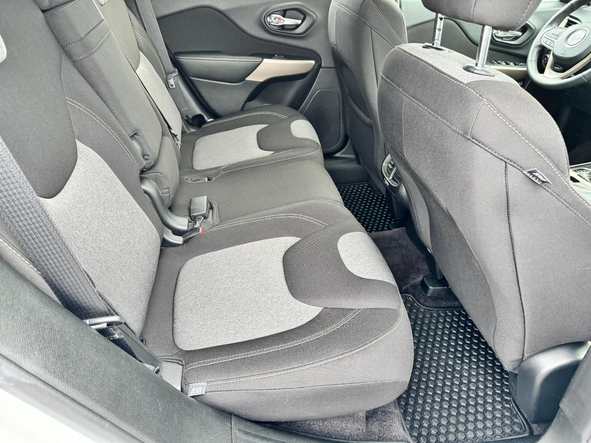 2018 Jeep Cherokee LATITUDE / ALL WHEEL DRIVE / 3.2 V6 / HEATED SEATS / LOCAL TRADE / 43K MILES