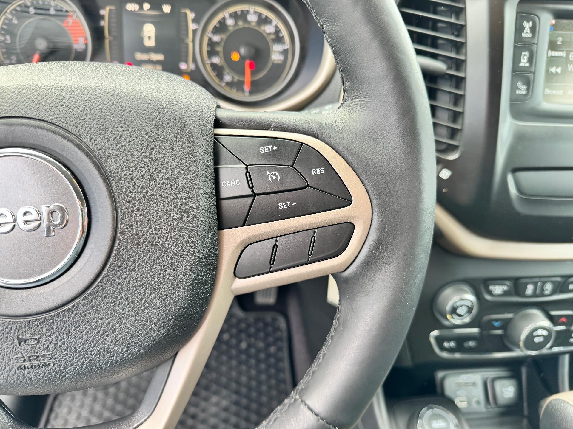 2018 Jeep Cherokee LATITUDE / ALL WHEEL DRIVE / 3.2 V6 / HEATED SEATS / LOCAL TRADE / 43K MILES