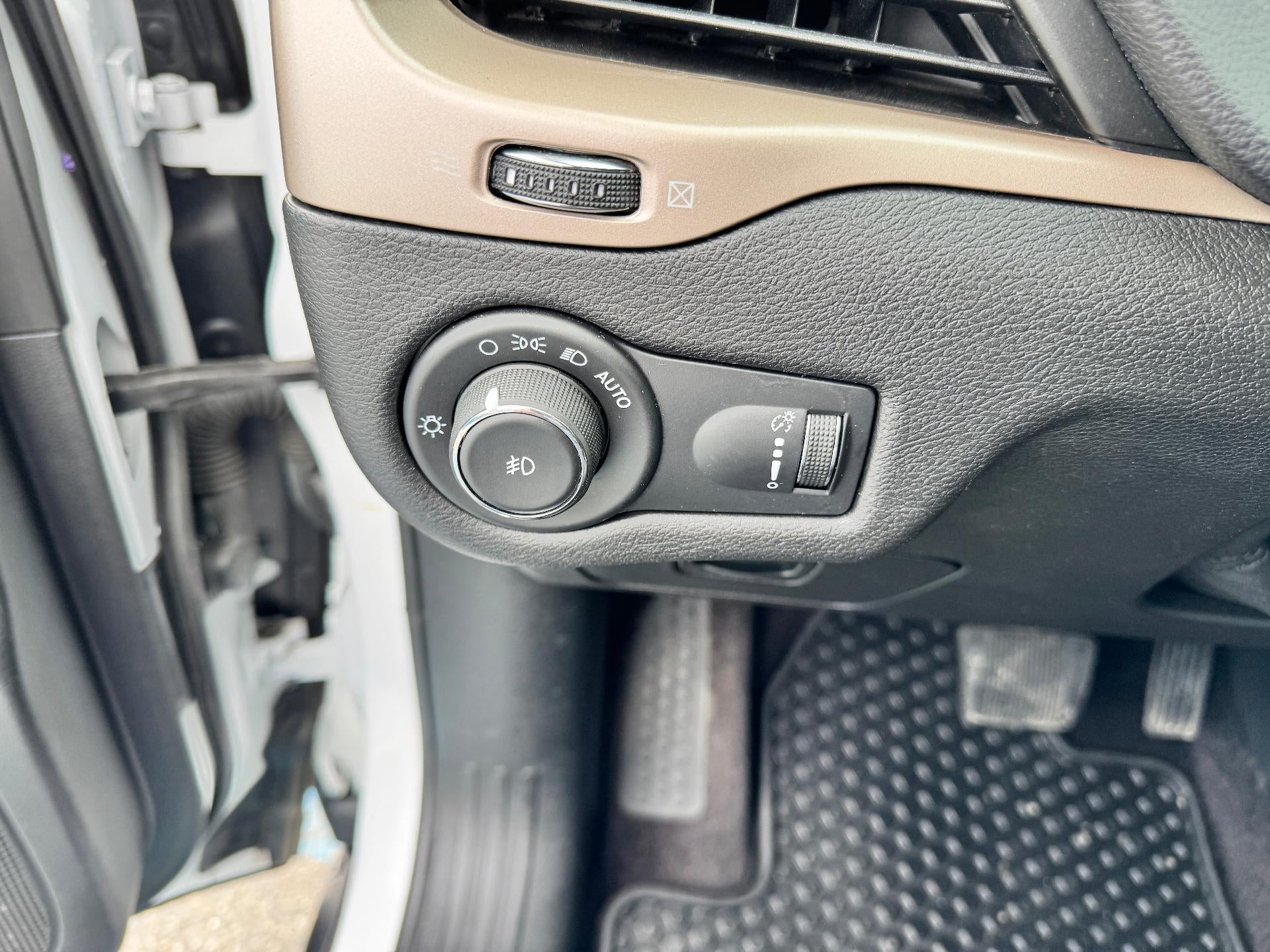 2018 Jeep Cherokee LATITUDE / ALL WHEEL DRIVE / 3.2 V6 / HEATED SEATS / LOCAL TRADE / 43K MILES