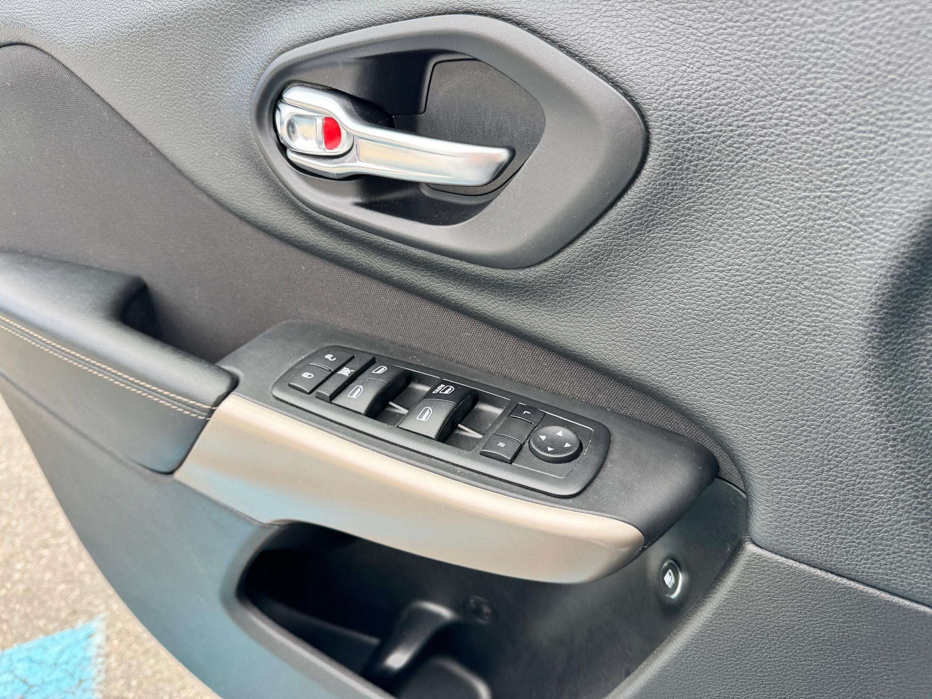 2018 Jeep Cherokee LATITUDE / ALL WHEEL DRIVE / 3.2 V6 / HEATED SEATS / LOCAL TRADE / 43K MILES