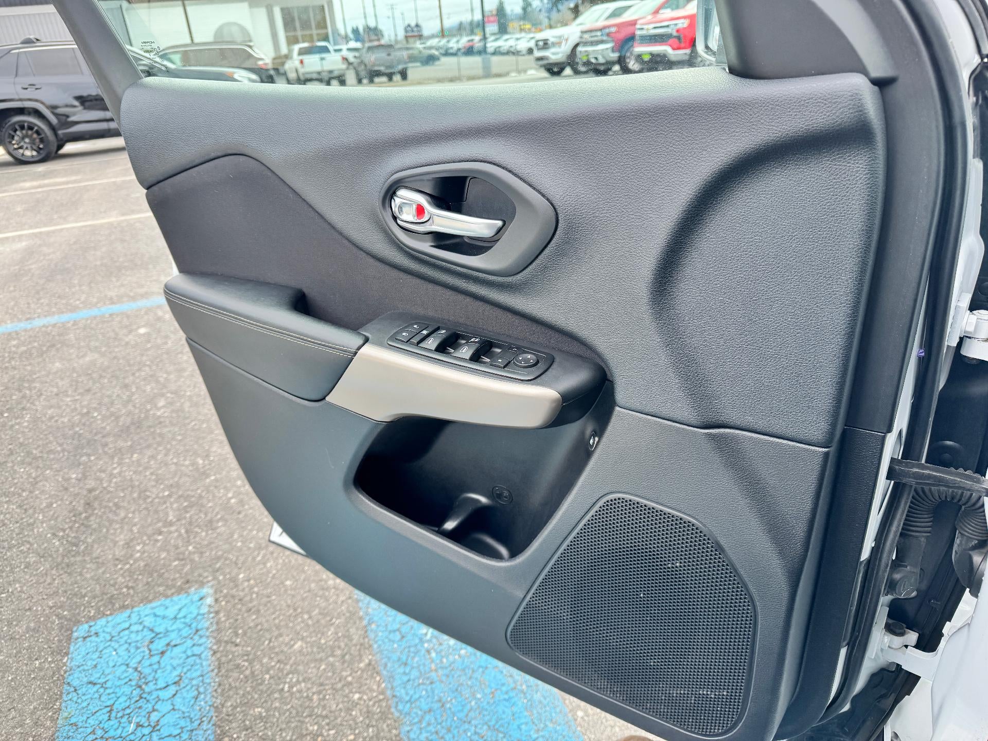 2018 Jeep Cherokee LATITUDE / ALL WHEEL DRIVE / 3.2 V6 / HEATED SEATS / LOCAL TRADE / 43K MILES