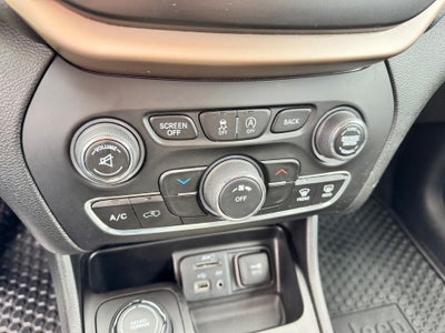 2018 Jeep Cherokee LATITUDE / ALL WHEEL DRIVE / 3.2 V6 / HEATED SEATS / LOCAL TRADE / 43K MILES