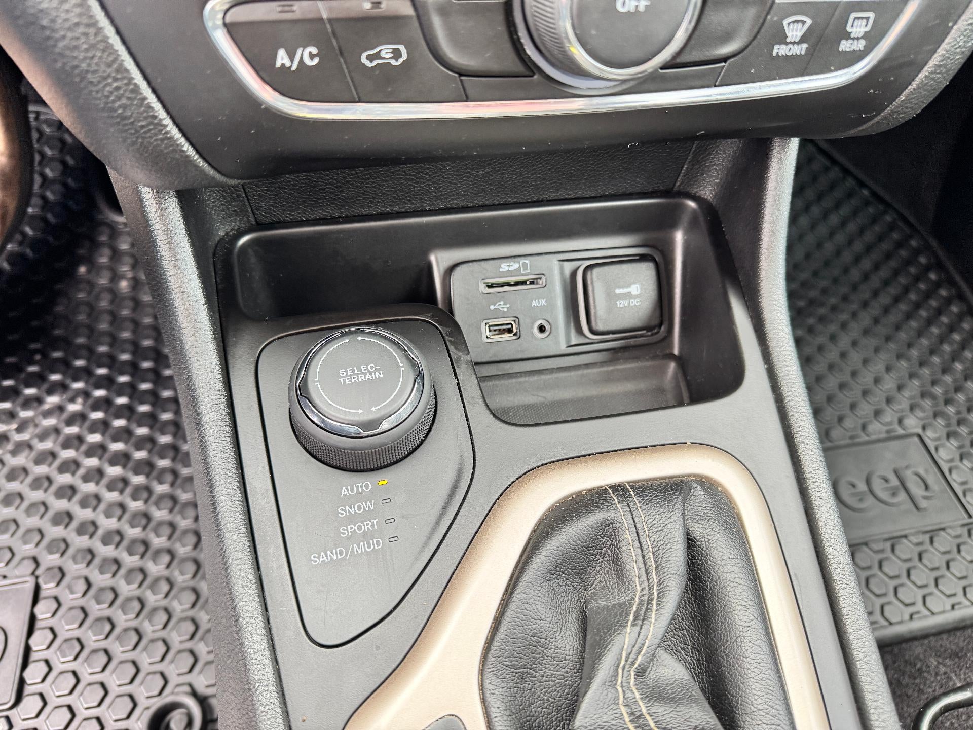 2018 Jeep Cherokee LATITUDE / ALL WHEEL DRIVE / 3.2 V6 / HEATED SEATS / LOCAL TRADE / 43K MILES