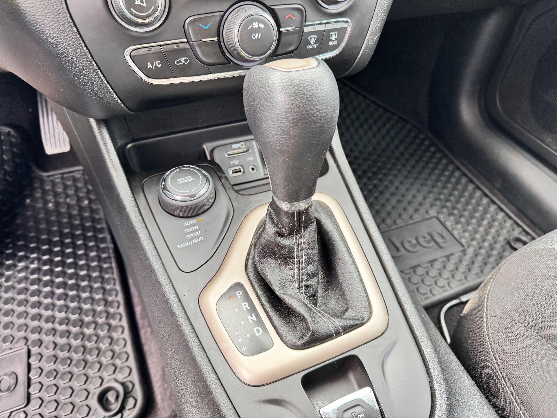 2018 Jeep Cherokee LATITUDE / ALL WHEEL DRIVE / 3.2 V6 / HEATED SEATS / LOCAL TRADE / 43K MILES