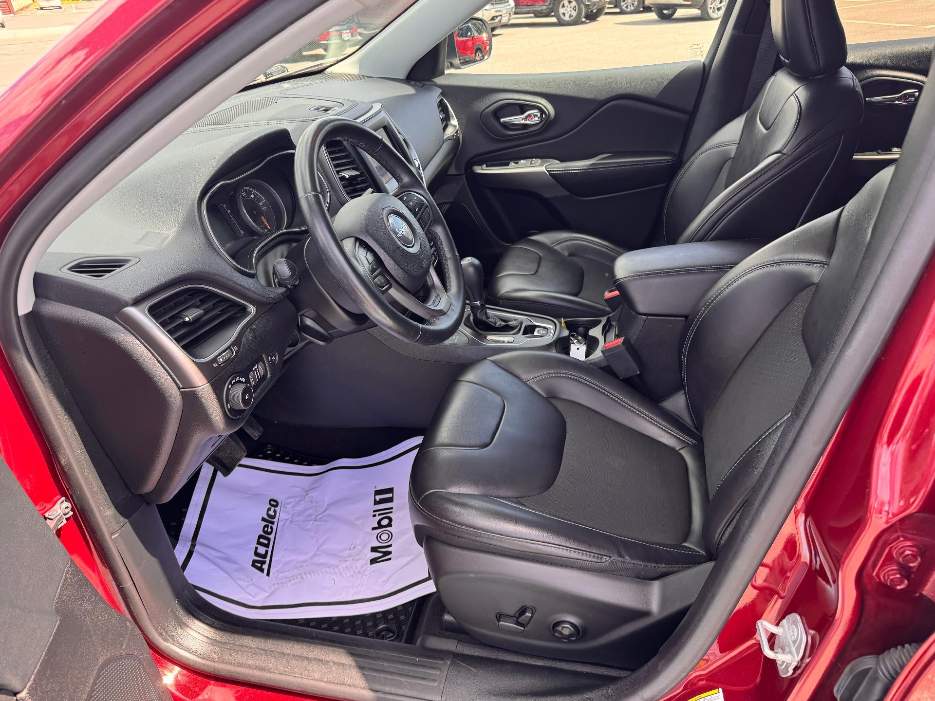 2019 Jeep Cherokee LATITUDE PLUS / 4X4 / 3.2 LITER V6 / PANO SUNROOF / LOCAL TRADE