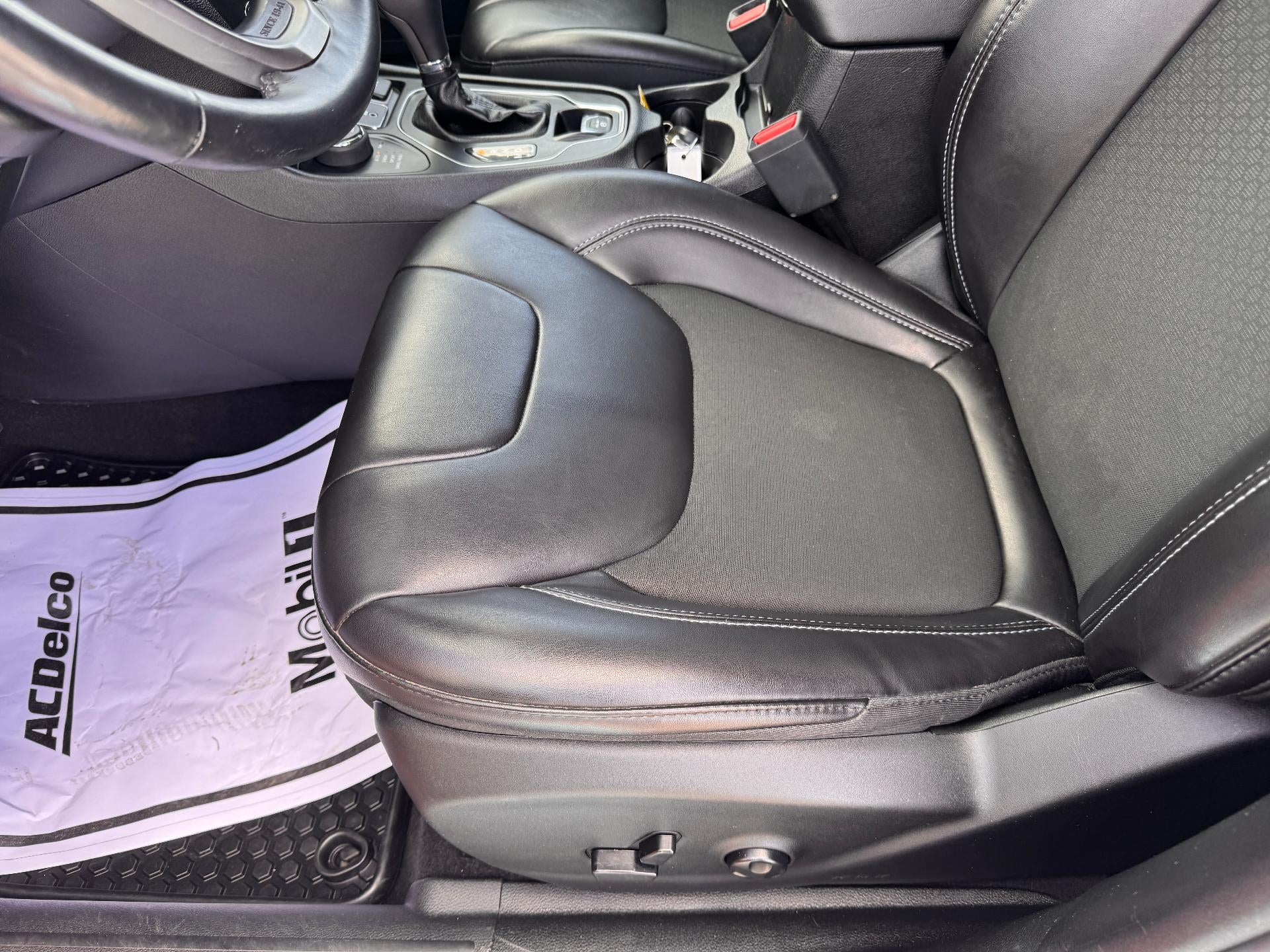 2019 Jeep Cherokee LATITUDE PLUS / 4X4 / 3.2 LITER V6 / PANO SUNROOF / LOCAL TRADE