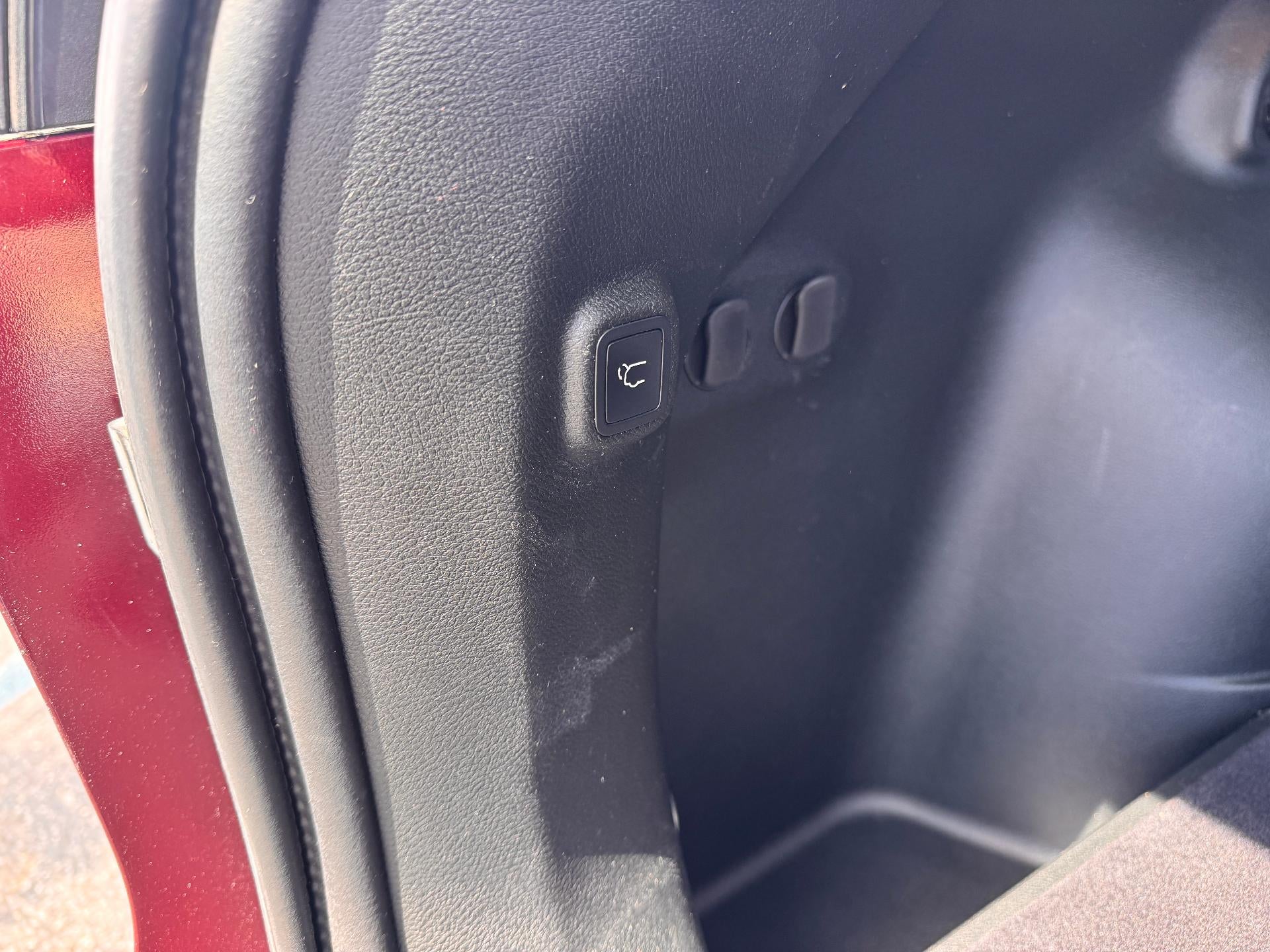 2019 Jeep Cherokee LATITUDE PLUS / 4X4 / 3.2 LITER V6 / PANO SUNROOF / LOCAL TRADE