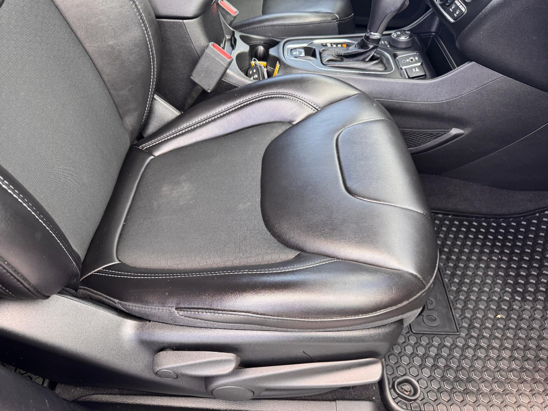 2019 Jeep Cherokee LATITUDE PLUS / 4X4 / 3.2 LITER V6 / PANO SUNROOF / LOCAL TRADE