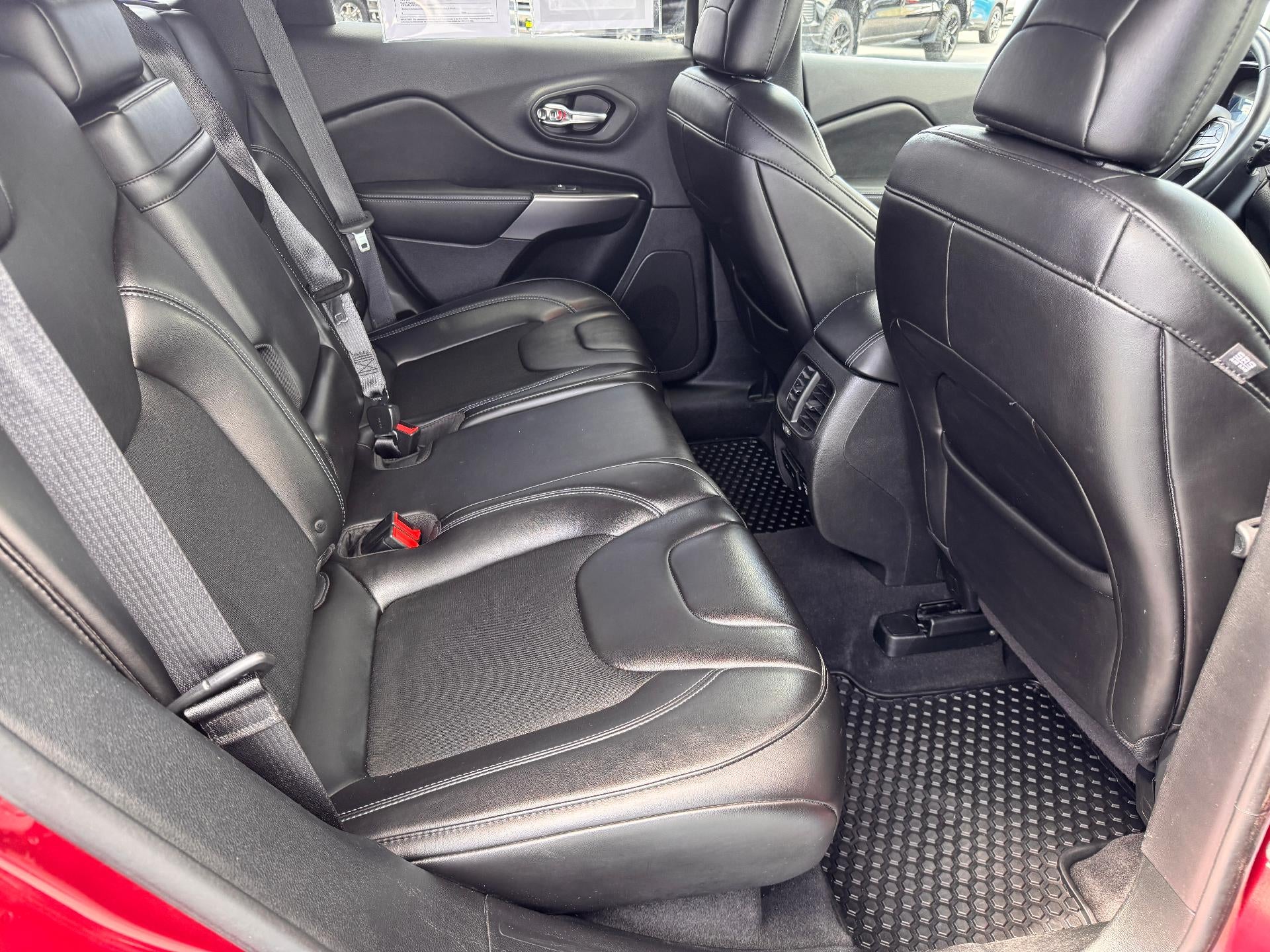 2019 Jeep Cherokee LATITUDE PLUS / 4X4 / 3.2 LITER V6 / PANO SUNROOF / LOCAL TRADE
