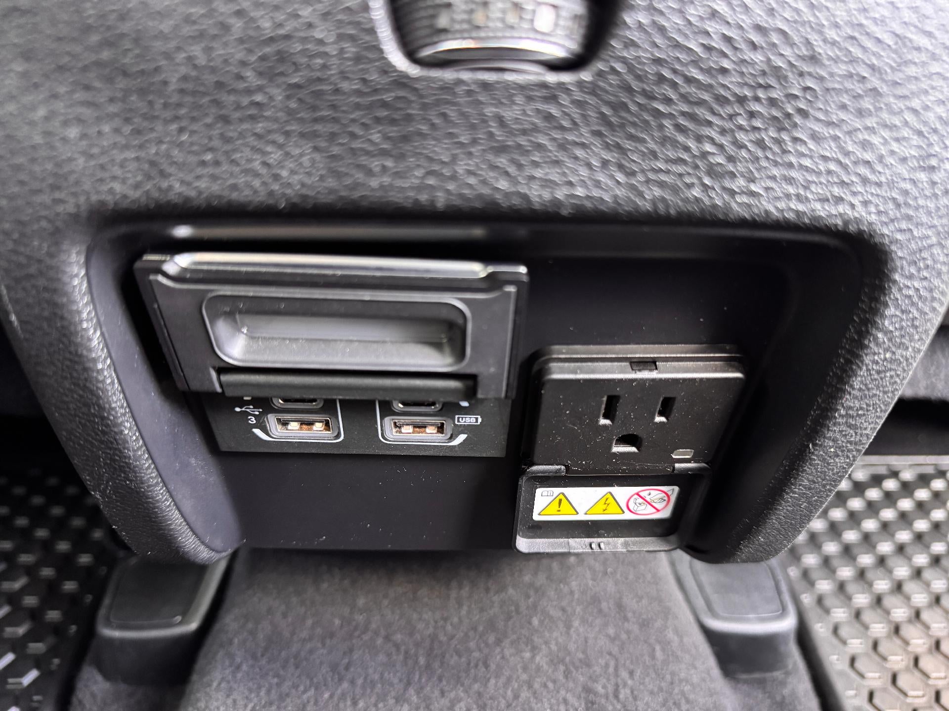 2019 Jeep Cherokee LATITUDE PLUS / 4X4 / 3.2 LITER V6 / PANO SUNROOF / LOCAL TRADE