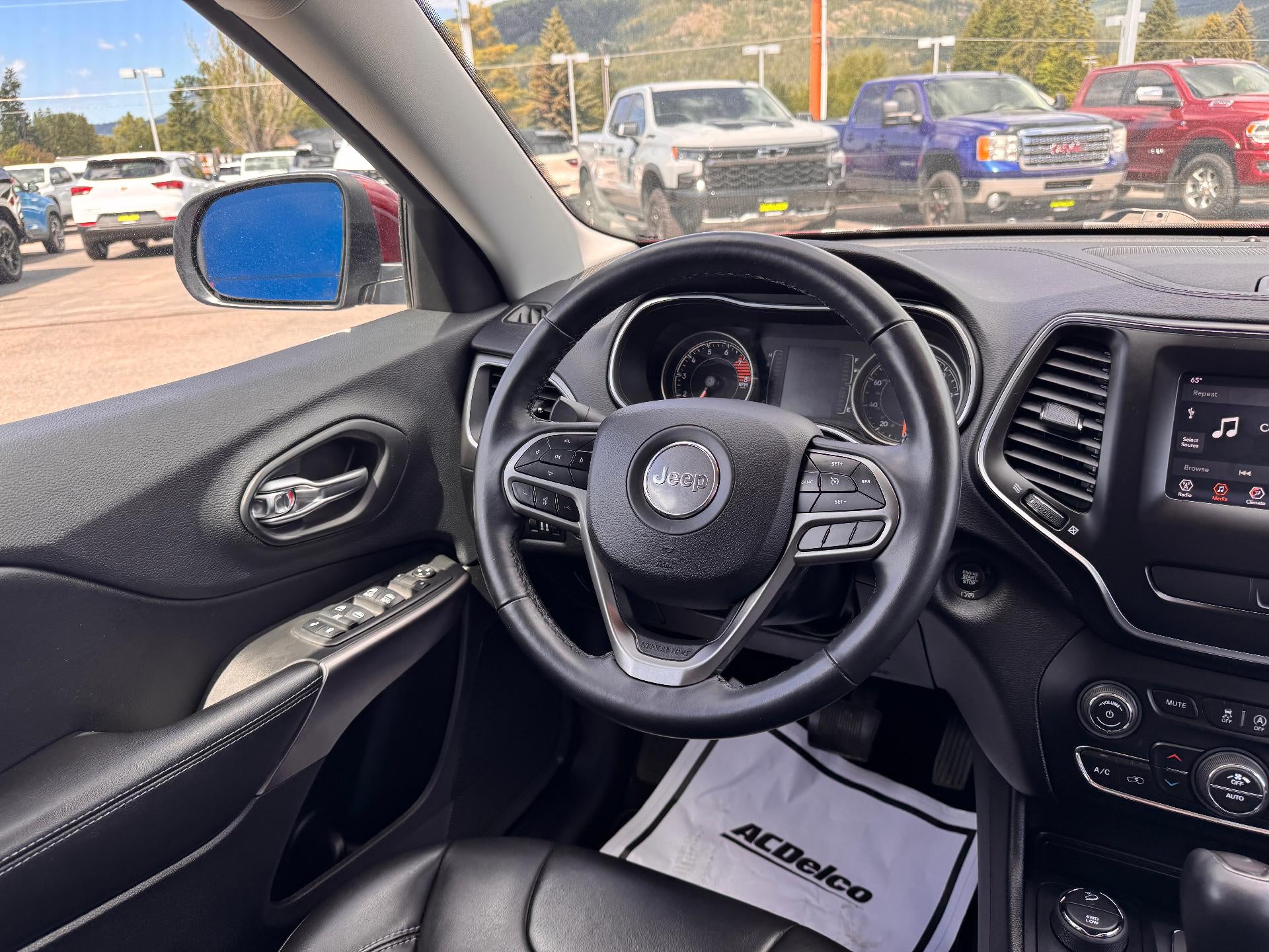 2019 Jeep Cherokee LATITUDE PLUS / 4X4 / 3.2 LITER V6 / PANO SUNROOF / LOCAL TRADE