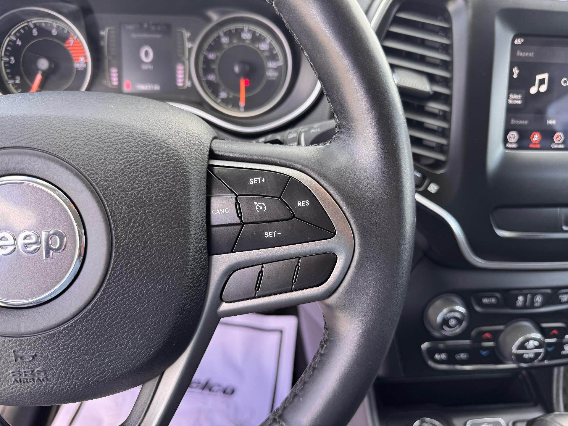 2019 Jeep Cherokee LATITUDE PLUS / 4X4 / 3.2 LITER V6 / PANO SUNROOF / LOCAL TRADE