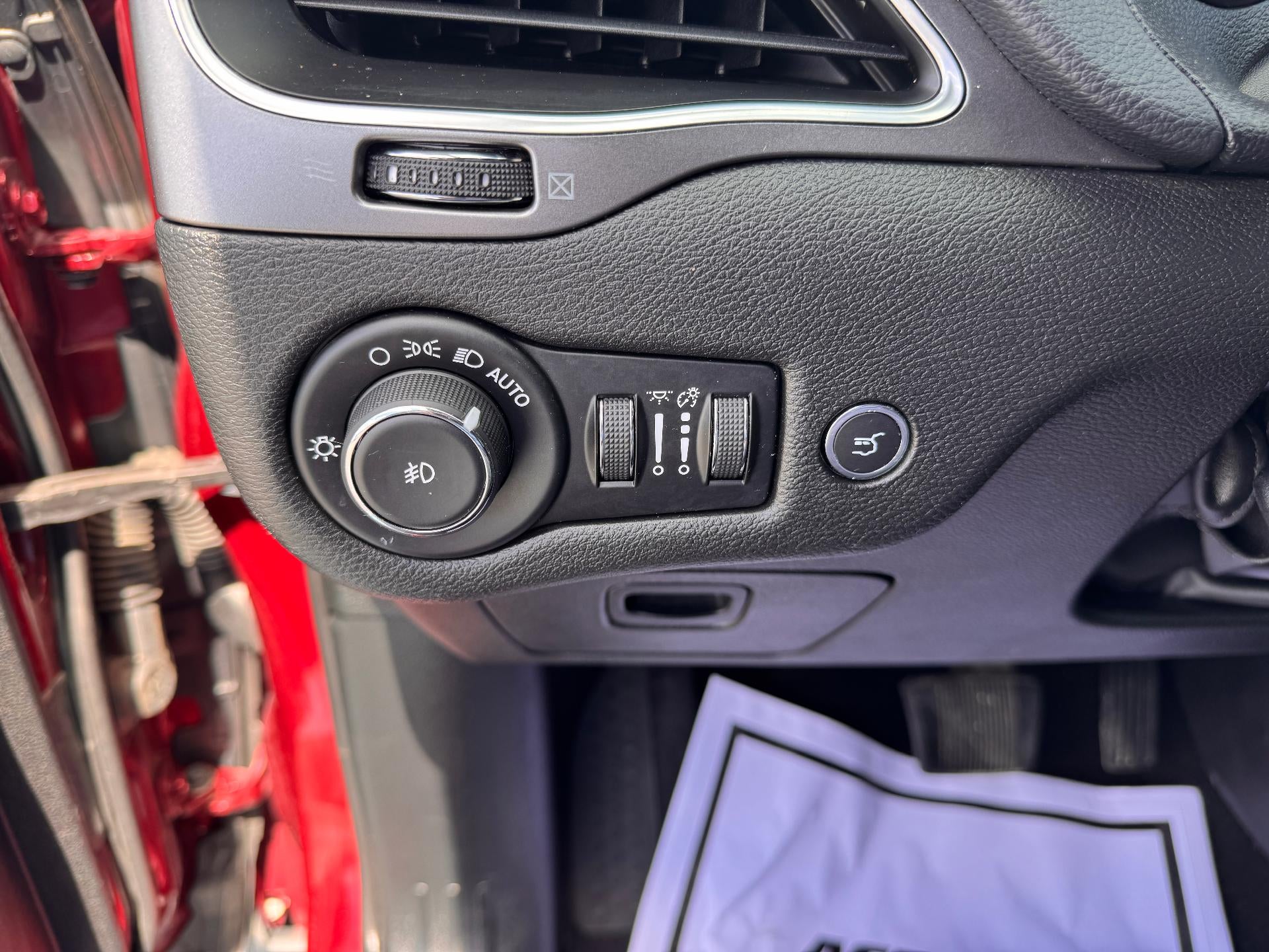 2019 Jeep Cherokee LATITUDE PLUS / 4X4 / 3.2 LITER V6 / PANO SUNROOF / LOCAL TRADE
