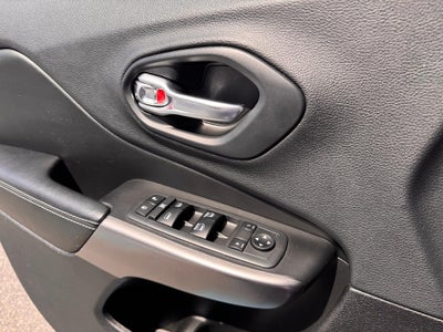 2019 Jeep Cherokee LATITUDE PLUS / 4X4 / 3.2 LITER V6 / PANO SUNROOF / LOCAL TRADE