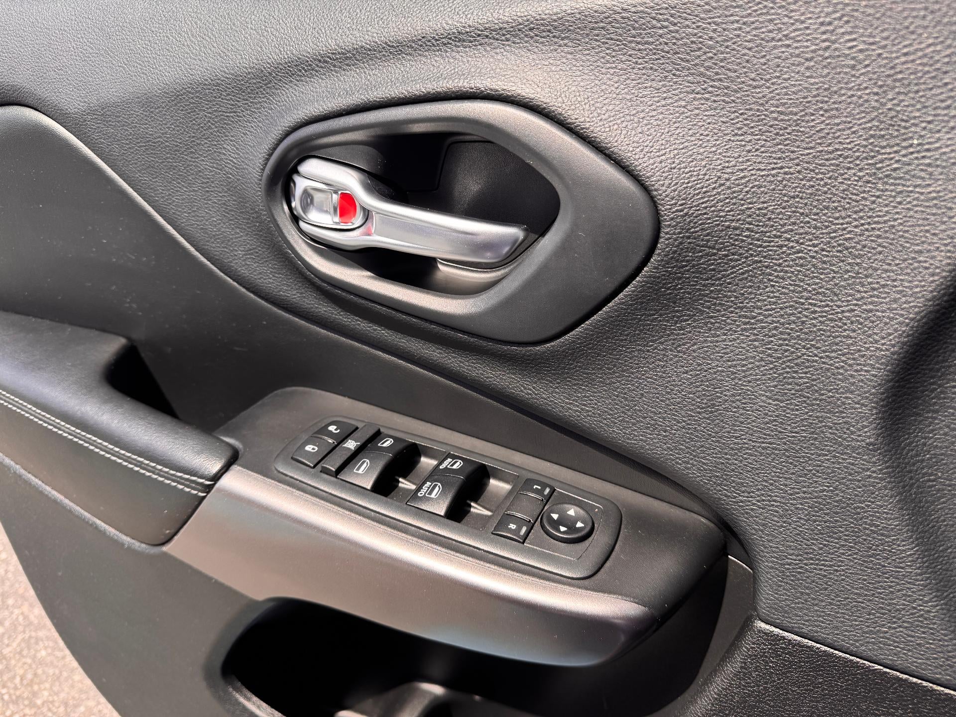 2019 Jeep Cherokee LATITUDE PLUS / 4X4 / 3.2 LITER V6 / PANO SUNROOF / LOCAL TRADE
