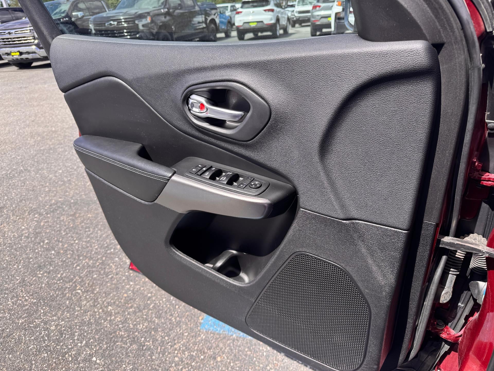 2019 Jeep Cherokee LATITUDE PLUS / 4X4 / 3.2 LITER V6 / PANO SUNROOF / LOCAL TRADE