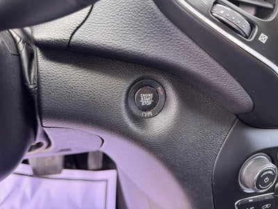 2019 Jeep Cherokee LATITUDE PLUS / 4X4 / 3.2 LITER V6 / PANO SUNROOF / LOCAL TRADE