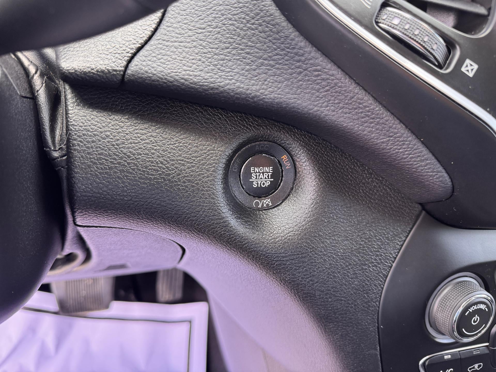 2019 Jeep Cherokee LATITUDE PLUS / 4X4 / 3.2 LITER V6 / PANO SUNROOF / LOCAL TRADE