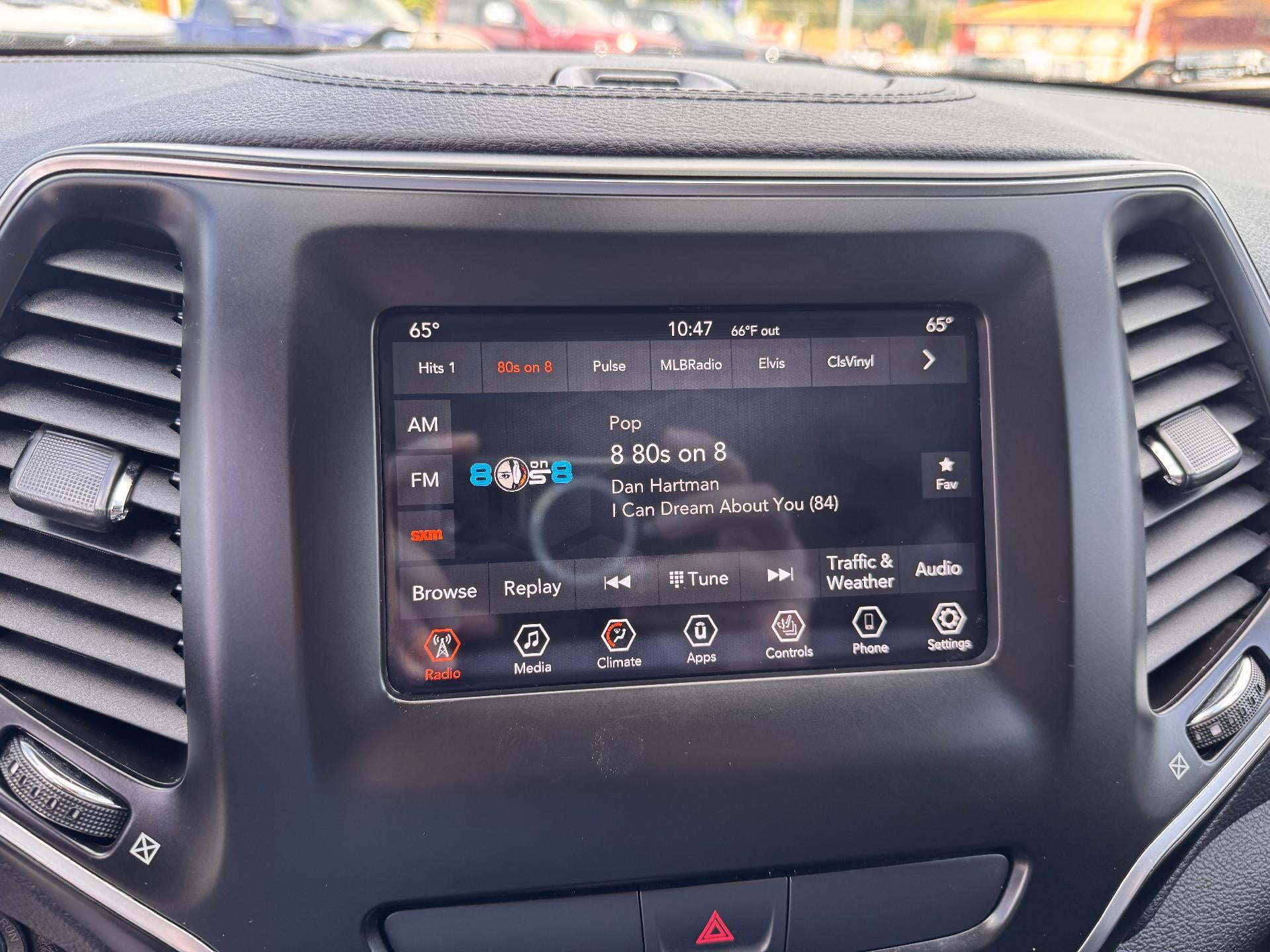 2019 Jeep Cherokee LATITUDE PLUS / 4X4 / 3.2 LITER V6 / PANO SUNROOF / LOCAL TRADE