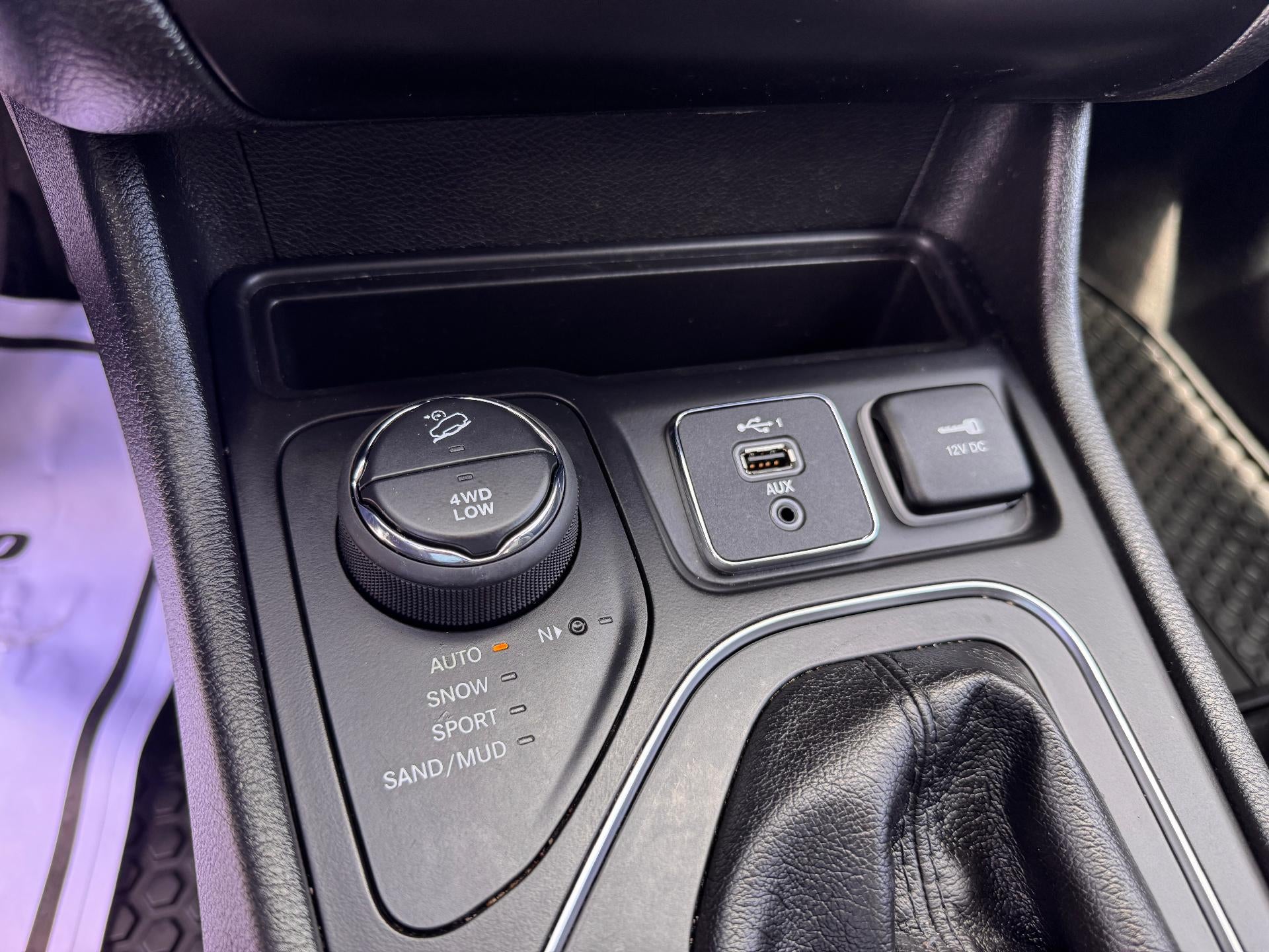 2019 Jeep Cherokee LATITUDE PLUS / 4X4 / 3.2 LITER V6 / PANO SUNROOF / LOCAL TRADE