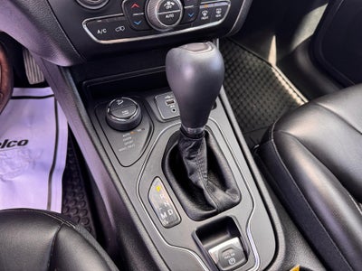 2019 Jeep Cherokee LATITUDE PLUS / 4X4 / 3.2 LITER V6 / PANO SUNROOF / LOCAL TRADE