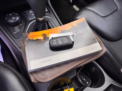 2019 Jeep Cherokee LATITUDE PLUS / 4X4 / 3.2 LITER V6 / PANO SUNROOF / LOCAL TRADE