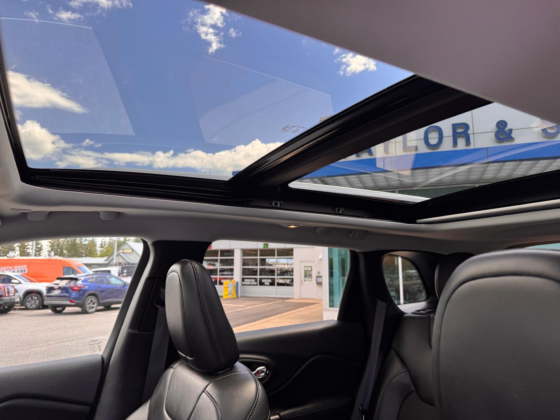 2019 Jeep Cherokee LATITUDE PLUS / 4X4 / 3.2 LITER V6 / PANO SUNROOF / LOCAL TRADE