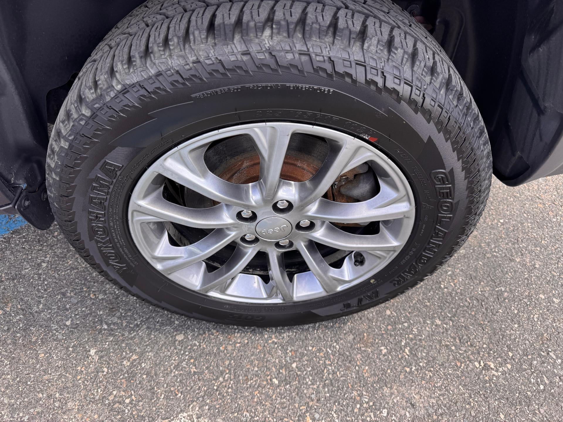 2019 Jeep Cherokee LATITUDE PLUS / 4X4 / 3.2 LITER V6 / PANO SUNROOF / LOCAL TRADE