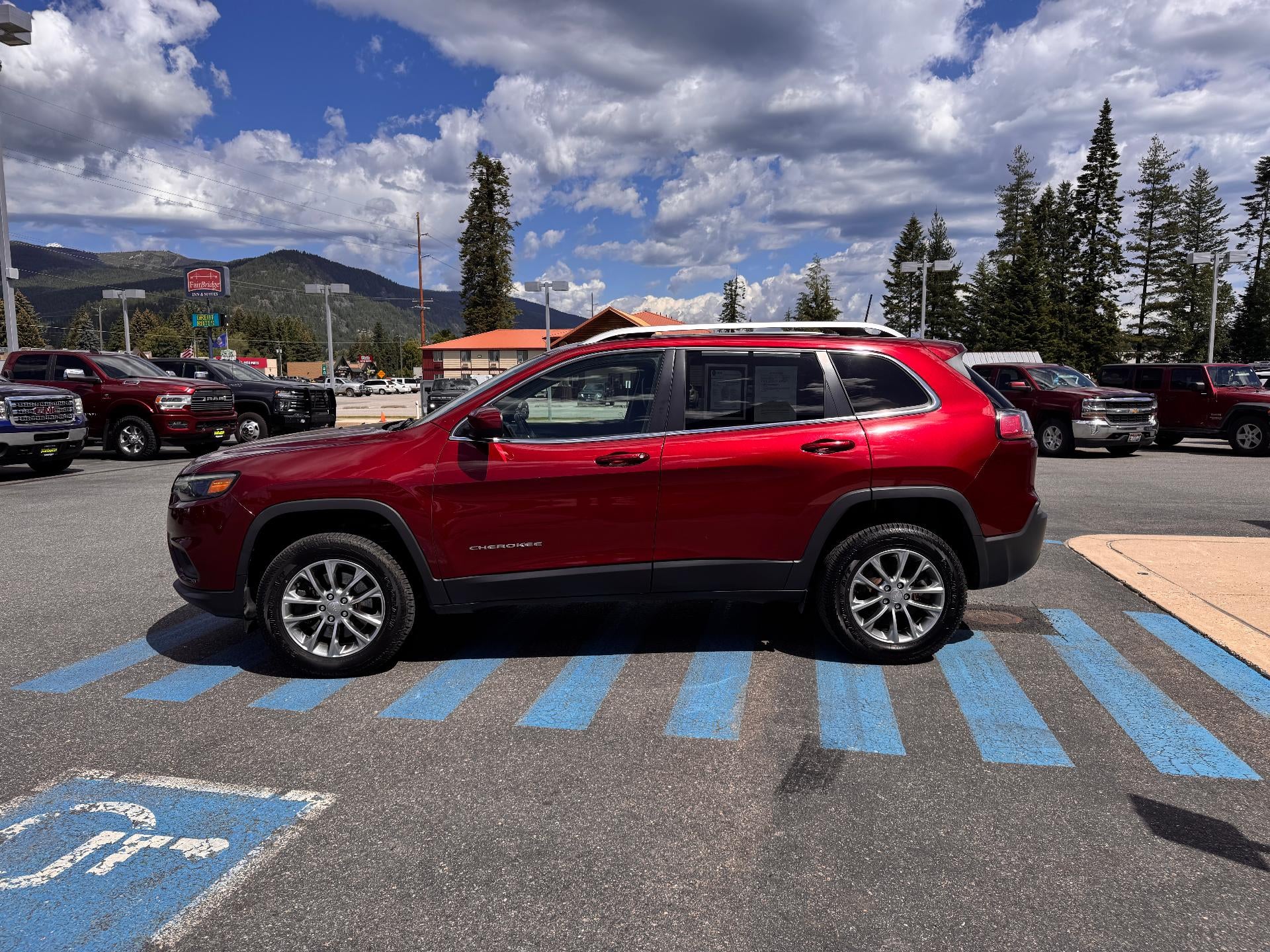 2019 Jeep Cherokee LATITUDE PLUS / 4X4 / 3.2 LITER V6 / PANO SUNROOF / LOCAL TRADE