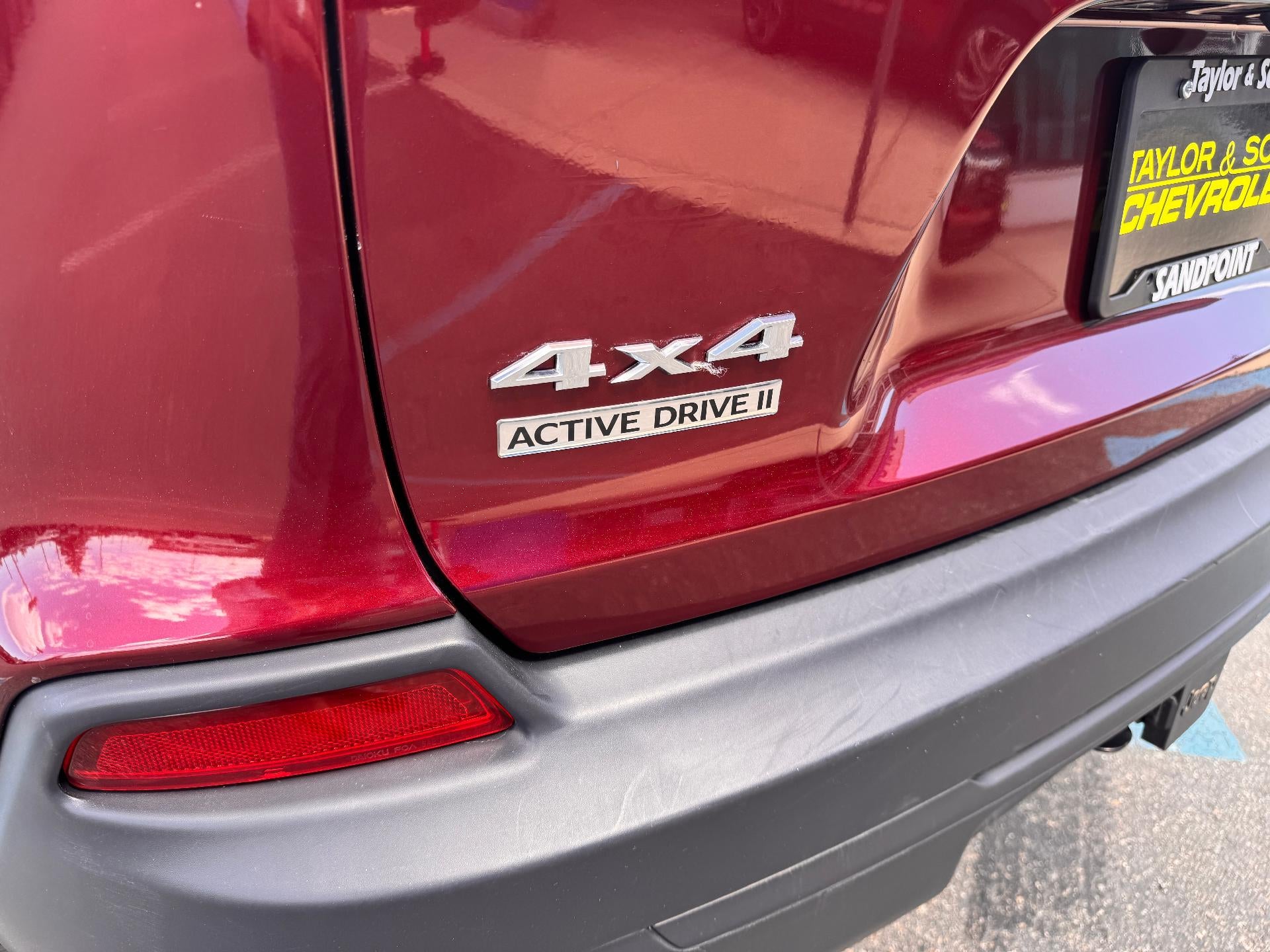 2019 Jeep Cherokee LATITUDE PLUS / 4X4 / 3.2 LITER V6 / PANO SUNROOF / LOCAL TRADE