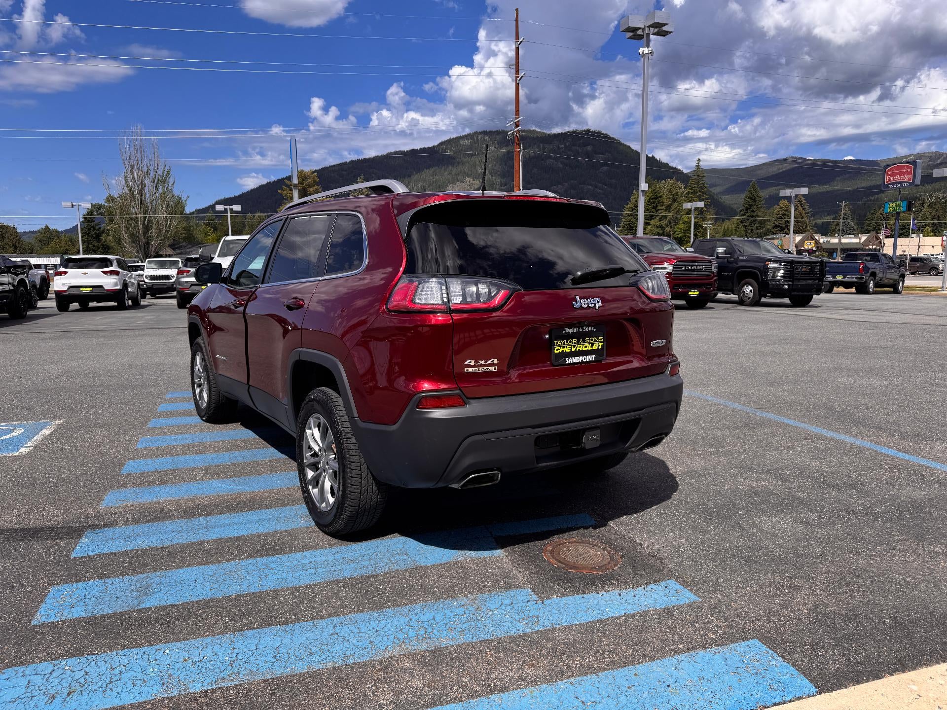 2019 Jeep Cherokee LATITUDE PLUS / 4X4 / 3.2 LITER V6 / PANO SUNROOF / LOCAL TRADE