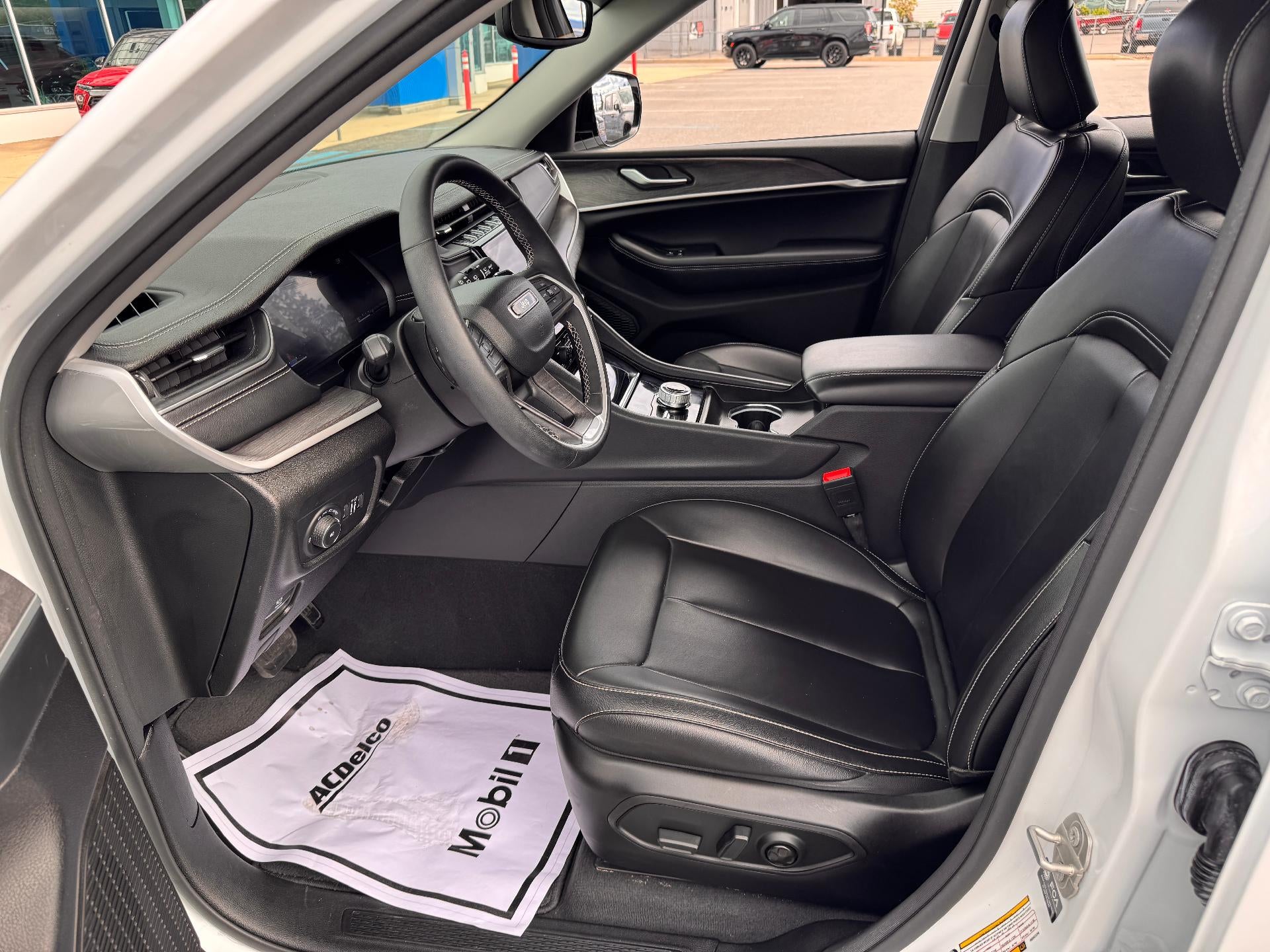 2024 Jeep Grand Cherokee LIMITED / 3.6 LITER V6 / ADAPTIVE CRUISE / WARRANTY / 23K MILES