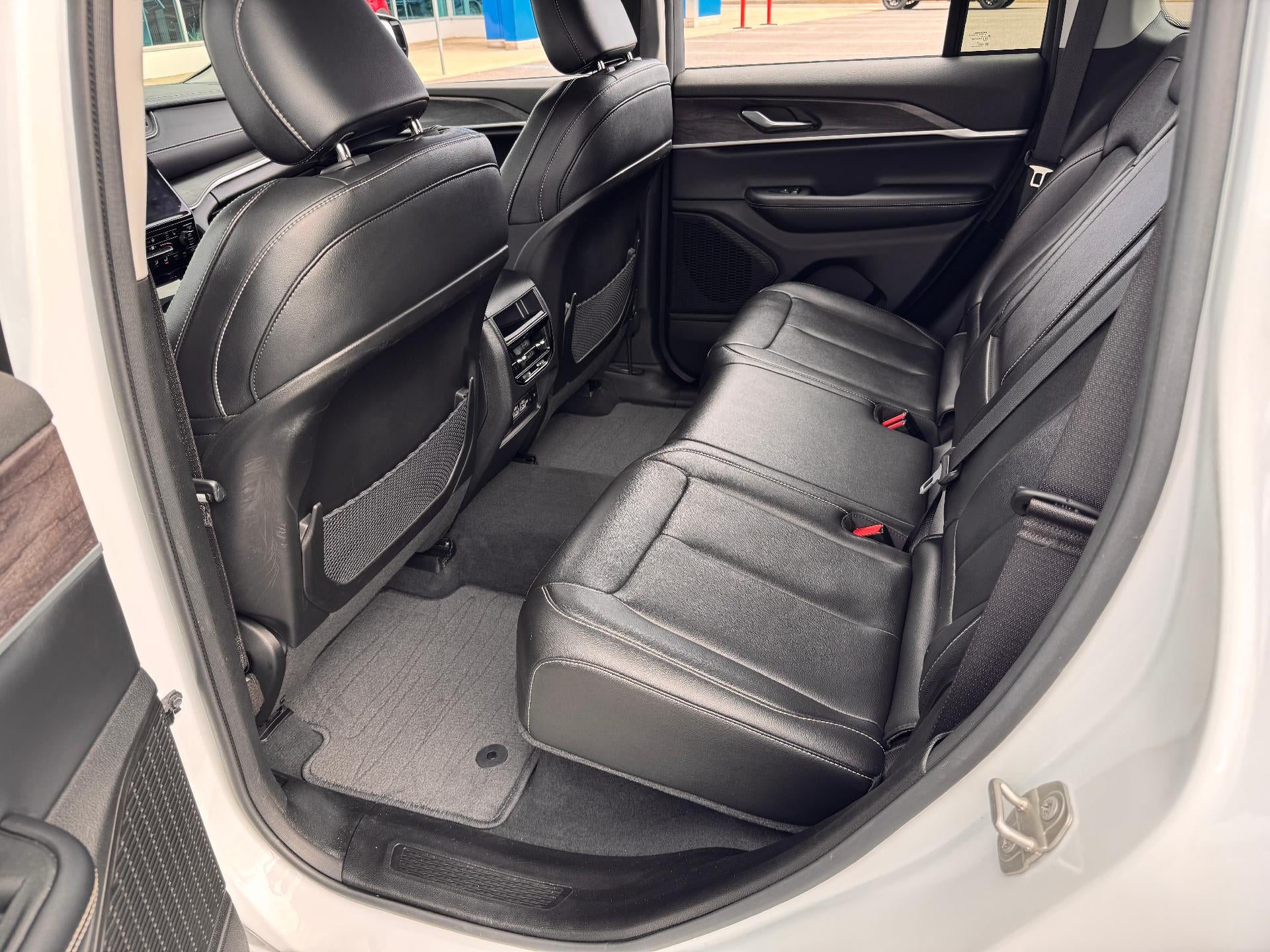 2024 Jeep Grand Cherokee LIMITED / 3.6 LITER V6 / ADAPTIVE CRUISE / WARRANTY / 23K MILES