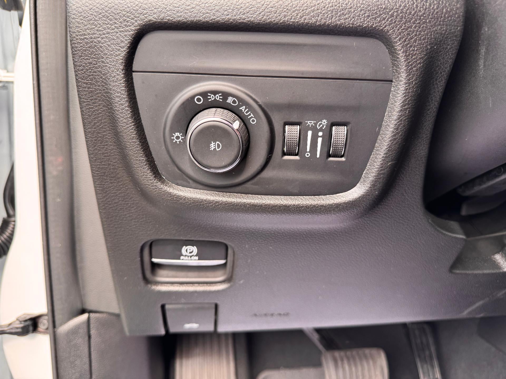 2024 Jeep Grand Cherokee LIMITED / 3.6 LITER V6 / ADAPTIVE CRUISE / WARRANTY / 23K MILES