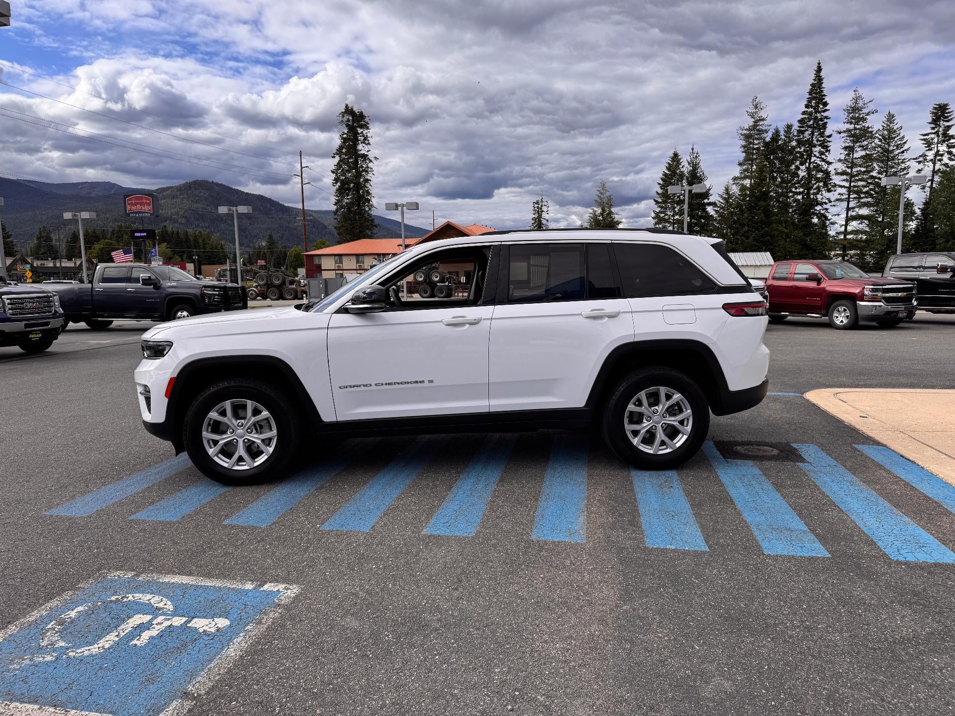 2024 Jeep Grand Cherokee LIMITED / 3.6 LITER V6 / ADAPTIVE CRUISE / WARRANTY / 23K MILES