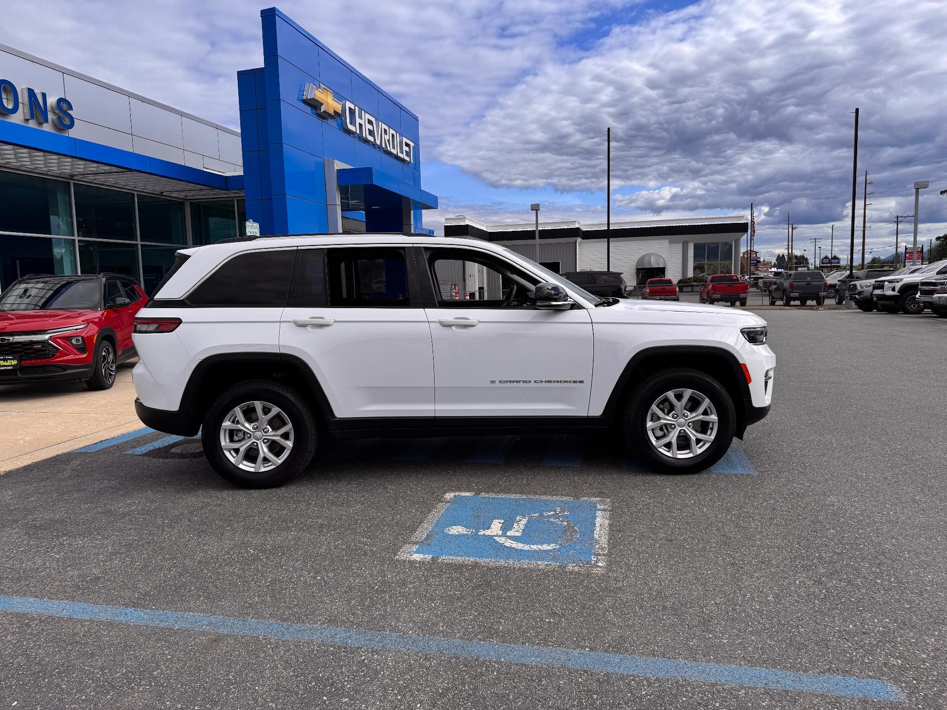 2024 Jeep Grand Cherokee LIMITED / 3.6 LITER V6 / ADAPTIVE CRUISE / WARRANTY / 23K MILES