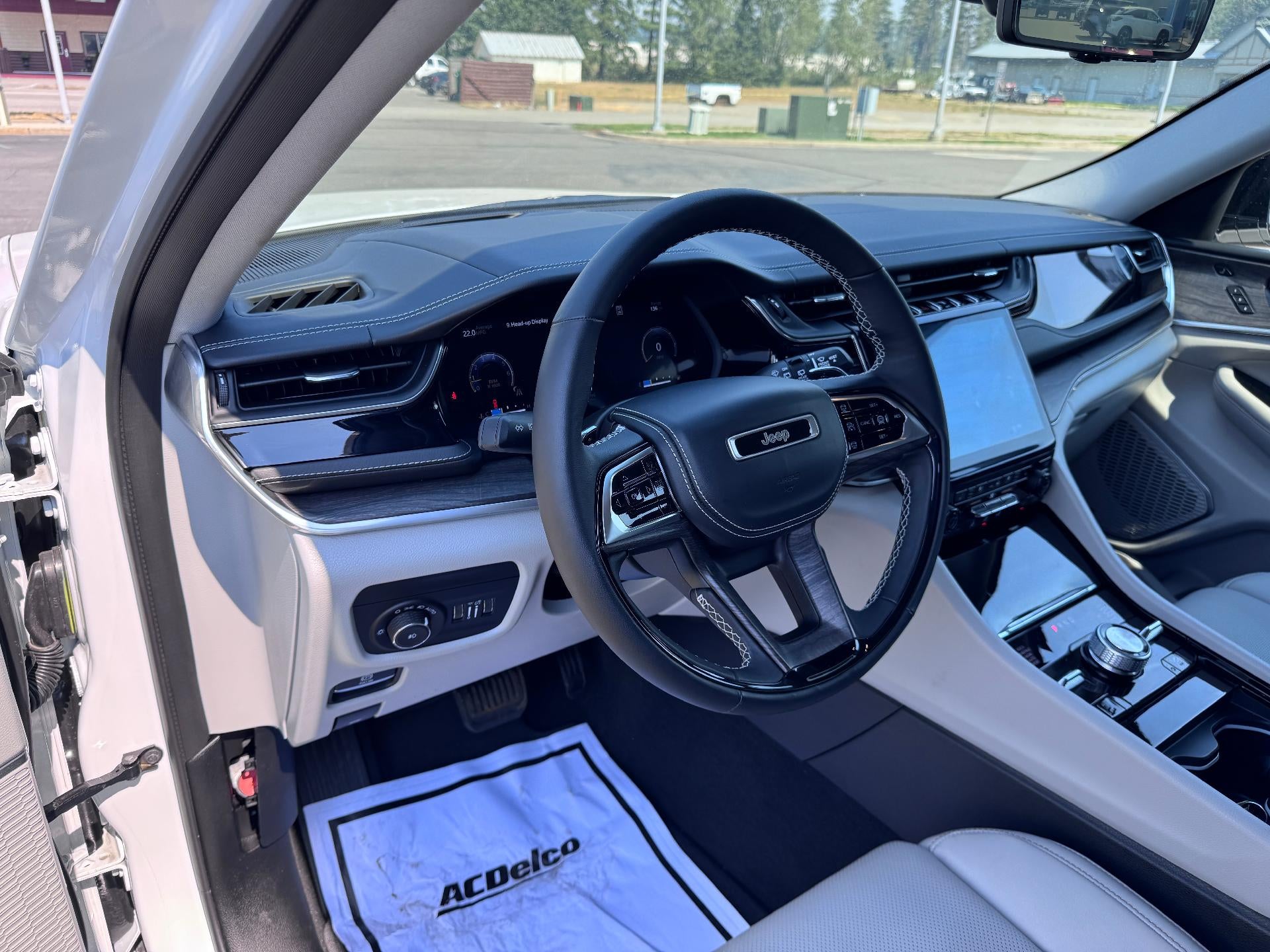 2023 Jeep Grand Cherokee OVERLAND / 3.6 LITER V6 / LUXURY TECH / PRO TECH PCKG / 11K MILES