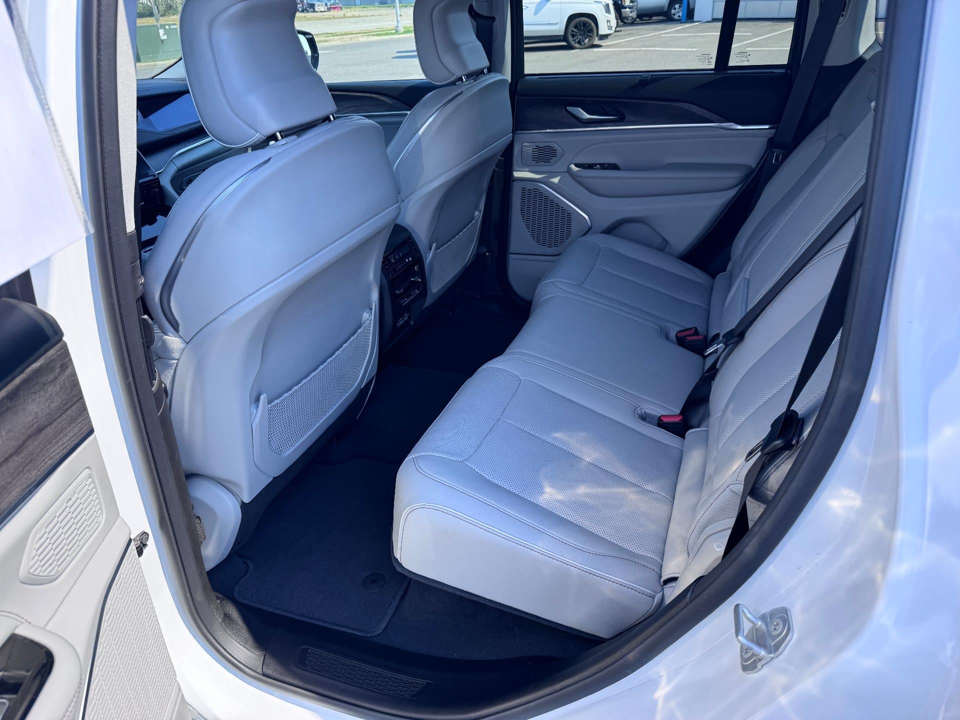 2023 Jeep Grand Cherokee OVERLAND / 3.6 LITER V6 / LUXURY TECH / PRO TECH PCKG / 11K MILES