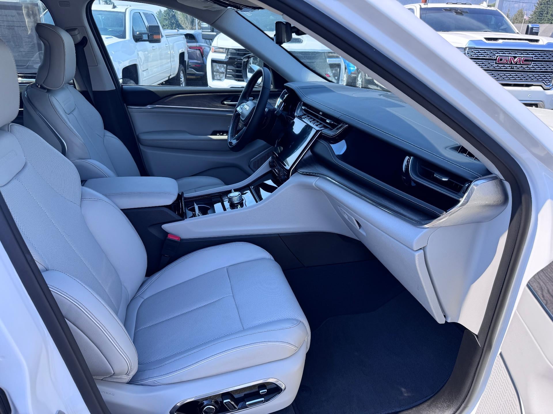 2023 Jeep Grand Cherokee OVERLAND / 3.6 LITER V6 / LUXURY TECH / PRO TECH PCKG / 11K MILES