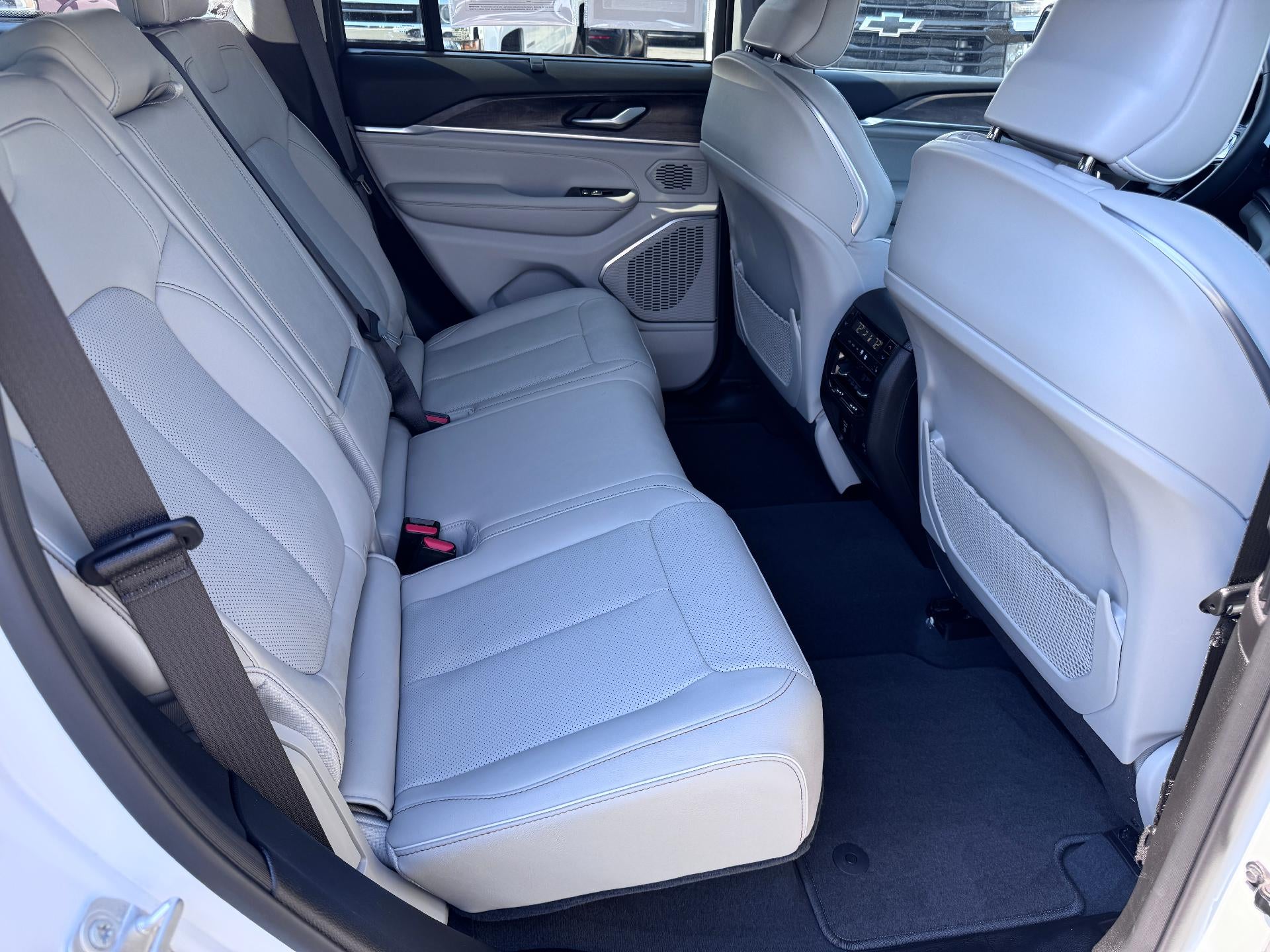 2023 Jeep Grand Cherokee OVERLAND / 3.6 LITER V6 / LUXURY TECH / PRO TECH PCKG / 11K MILES