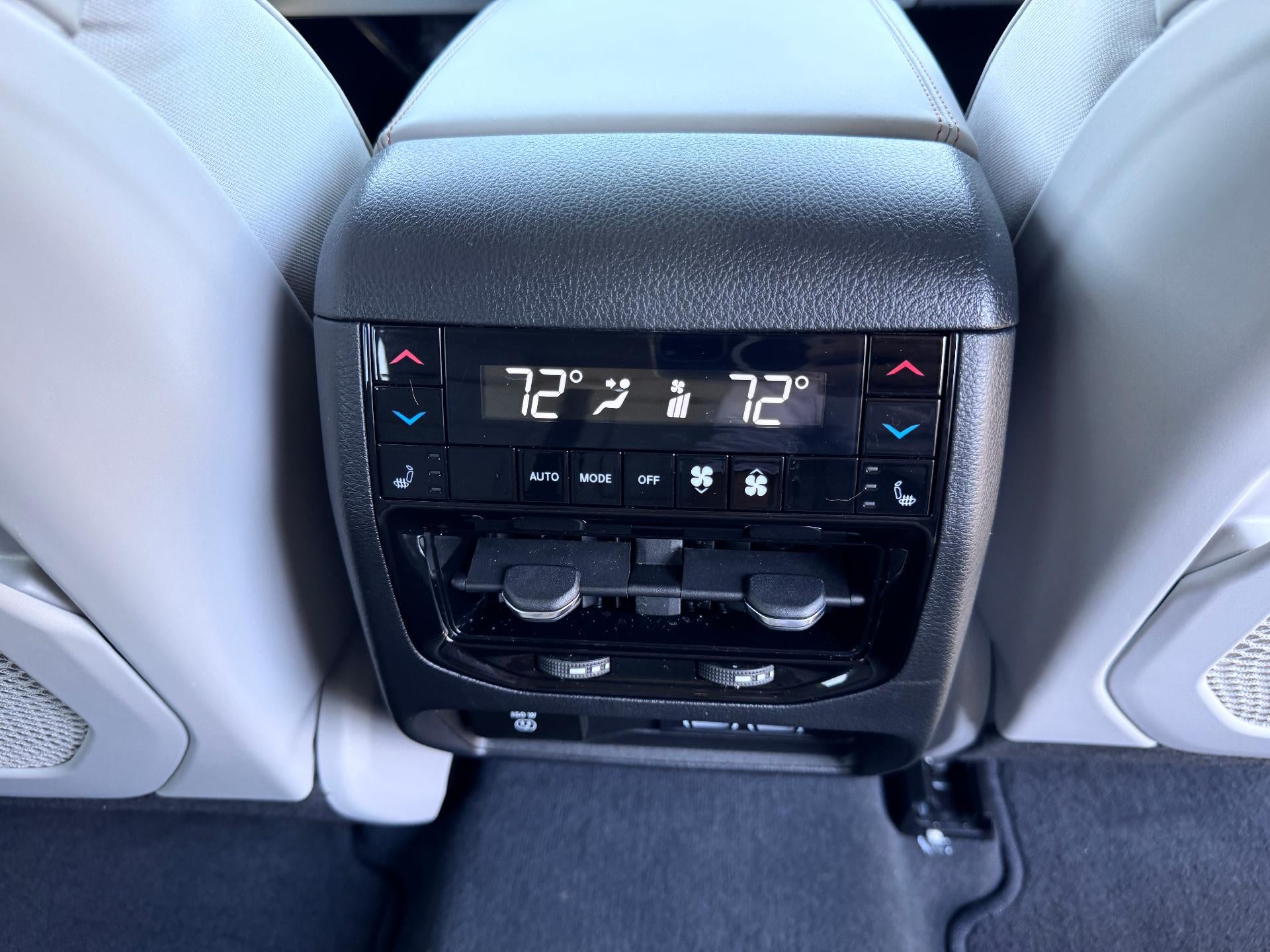 2023 Jeep Grand Cherokee OVERLAND / 3.6 LITER V6 / LUXURY TECH / PRO TECH PCKG / 11K MILES