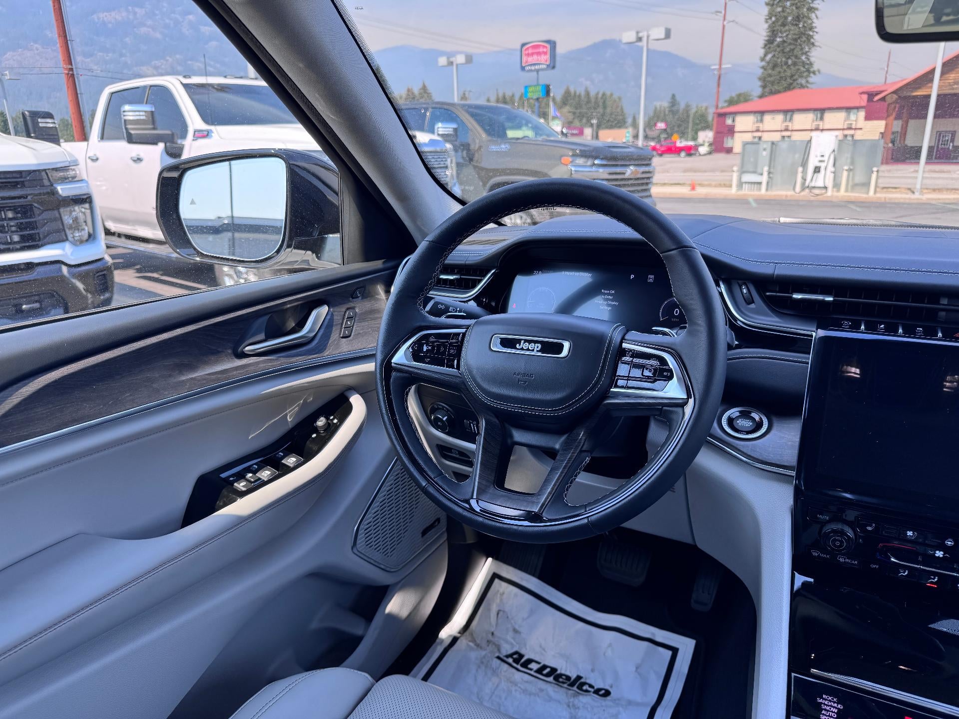 2023 Jeep Grand Cherokee OVERLAND / 3.6 LITER V6 / LUXURY TECH / PRO TECH PCKG / 11K MILES