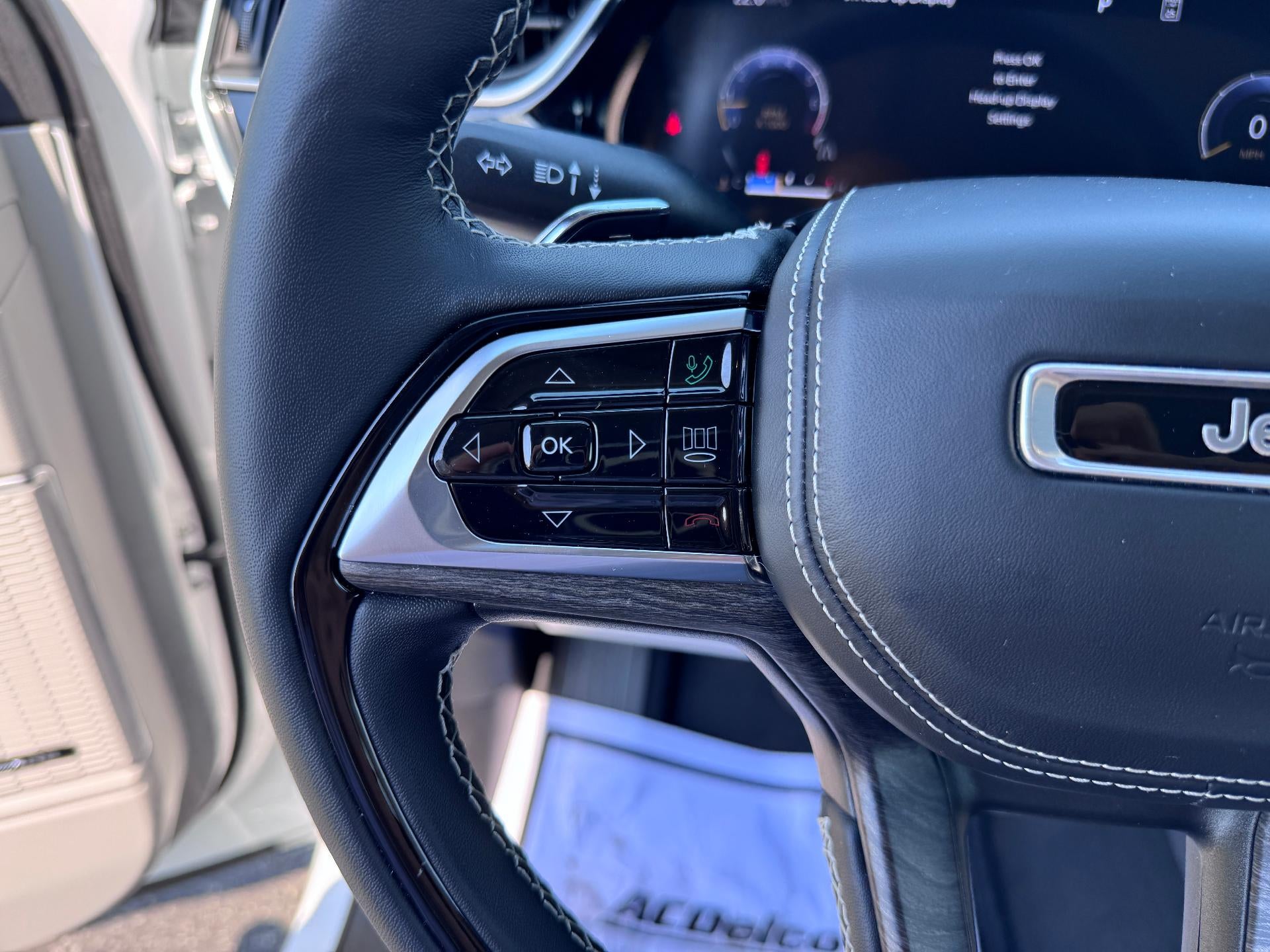 2023 Jeep Grand Cherokee OVERLAND / 3.6 LITER V6 / LUXURY TECH / PRO TECH PCKG / 11K MILES
