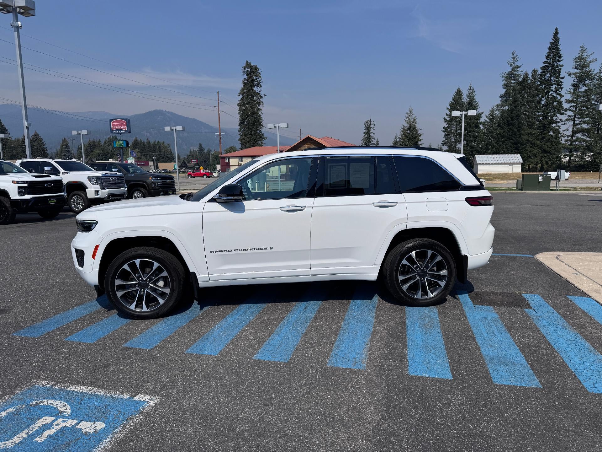 2023 Jeep Grand Cherokee OVERLAND / 3.6 LITER V6 / LUXURY TECH / PRO TECH PCKG / 11K MILES