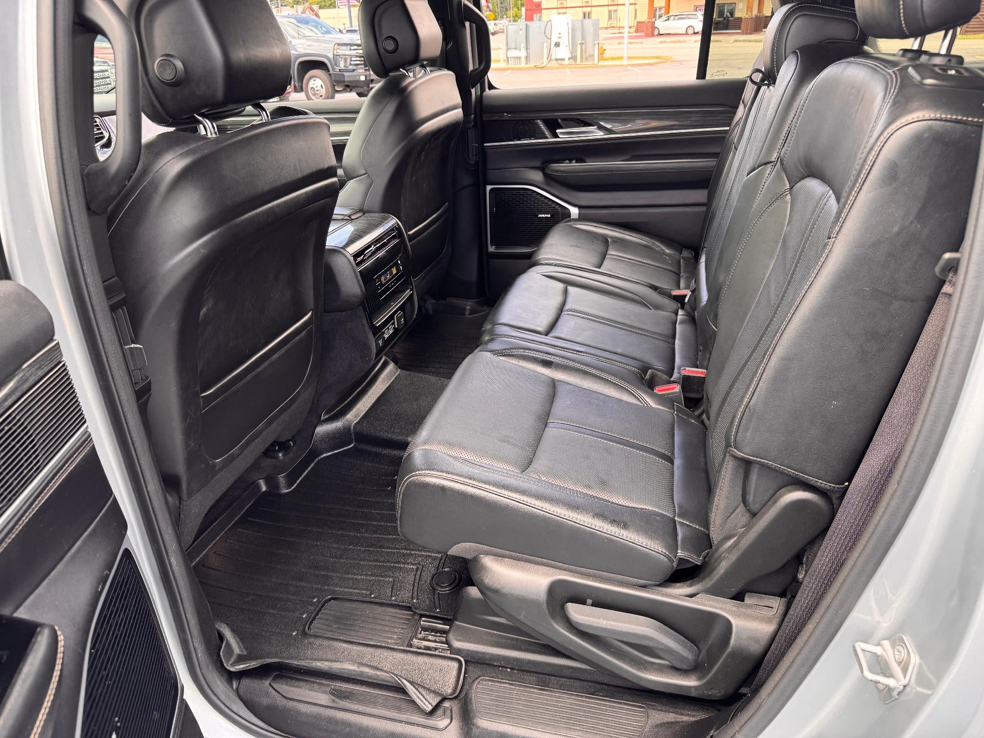 2022 Jeep Wagoneer SERIES II / 4X4 / 5.7 LITER V8 / 8 PASSENGER / 1 OWNER / 52K MILES