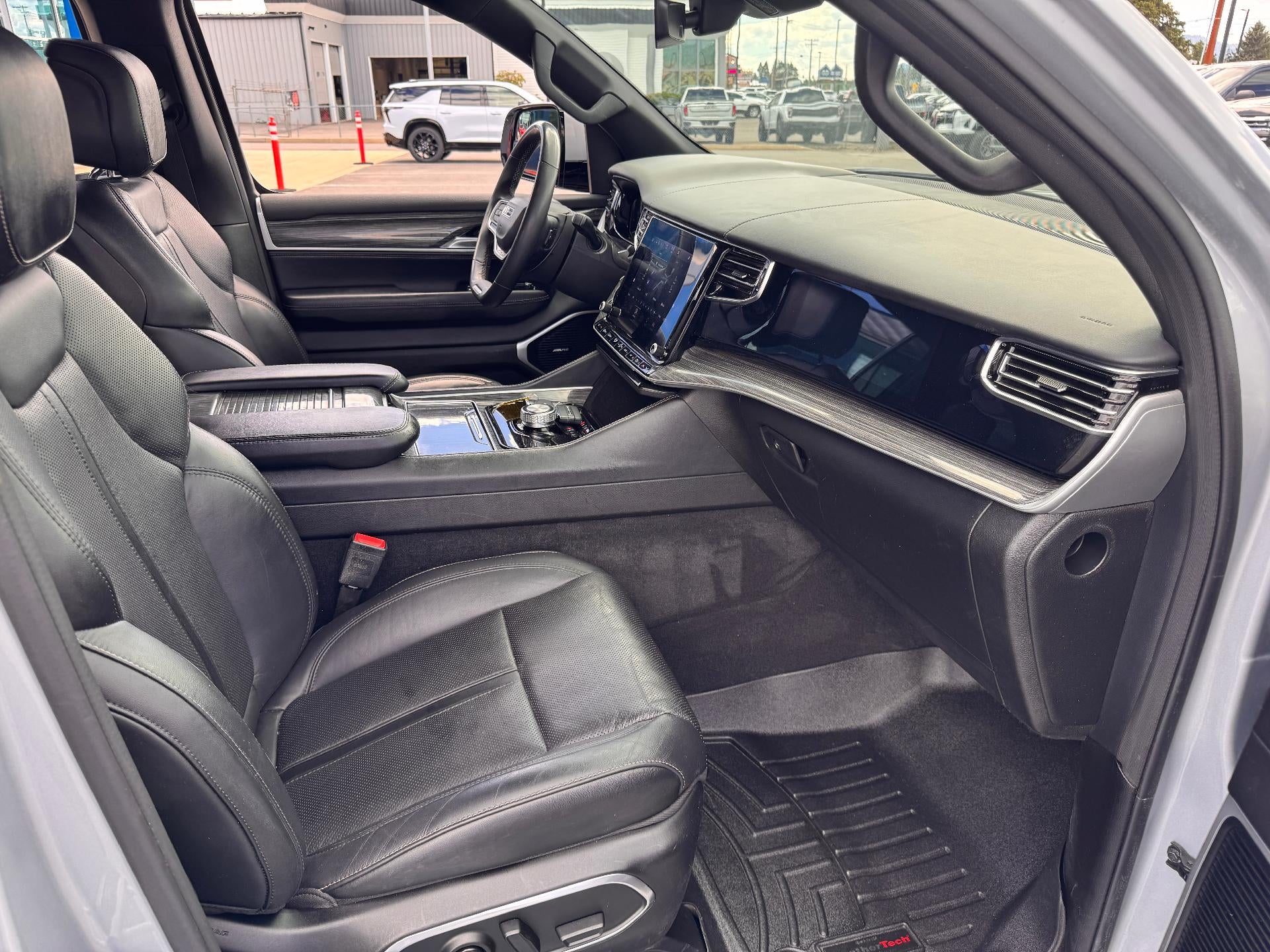 2022 Jeep Wagoneer SERIES II / 4X4 / 5.7 LITER V8 / 8 PASSENGER / 1 OWNER / 52K MILES